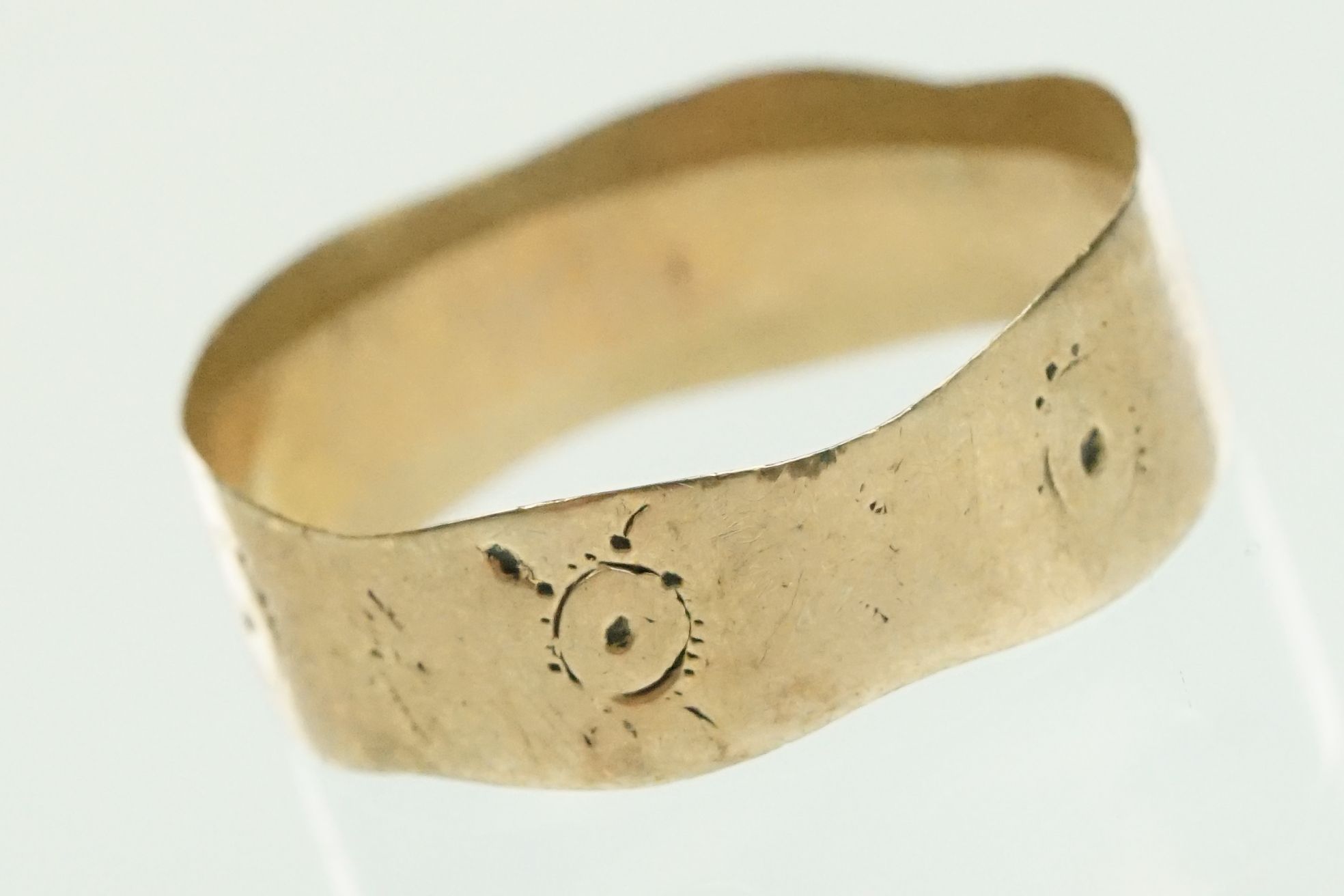 9ct gold hallmarked band ring of D form (hallmarked Birmingham 1960) together with a hallmarked - Image 3 of 8