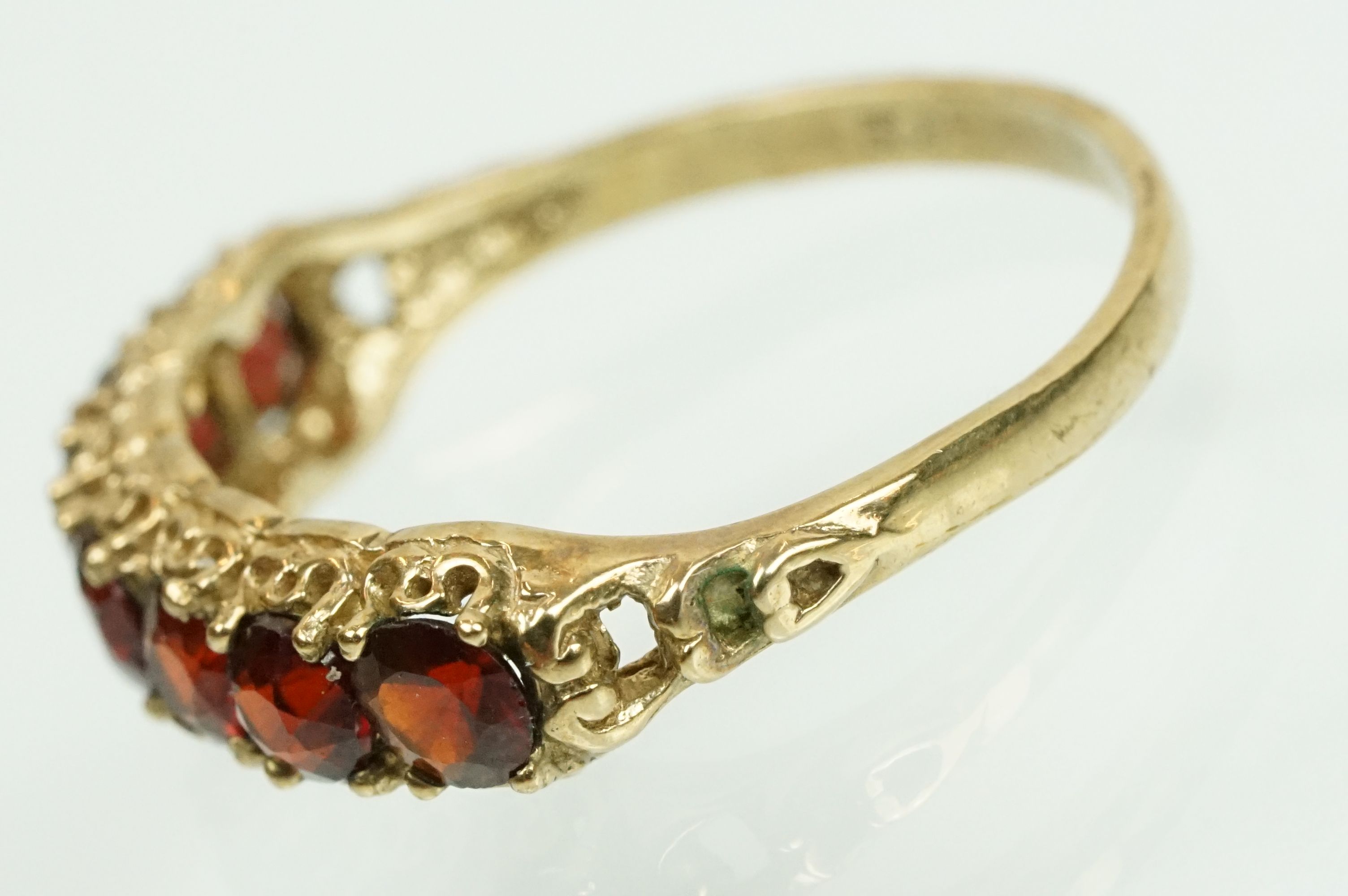 9ct gold and garnet seven stone ring set with seven round cut garnets to a plain shank. Hallmarked - Image 3 of 9