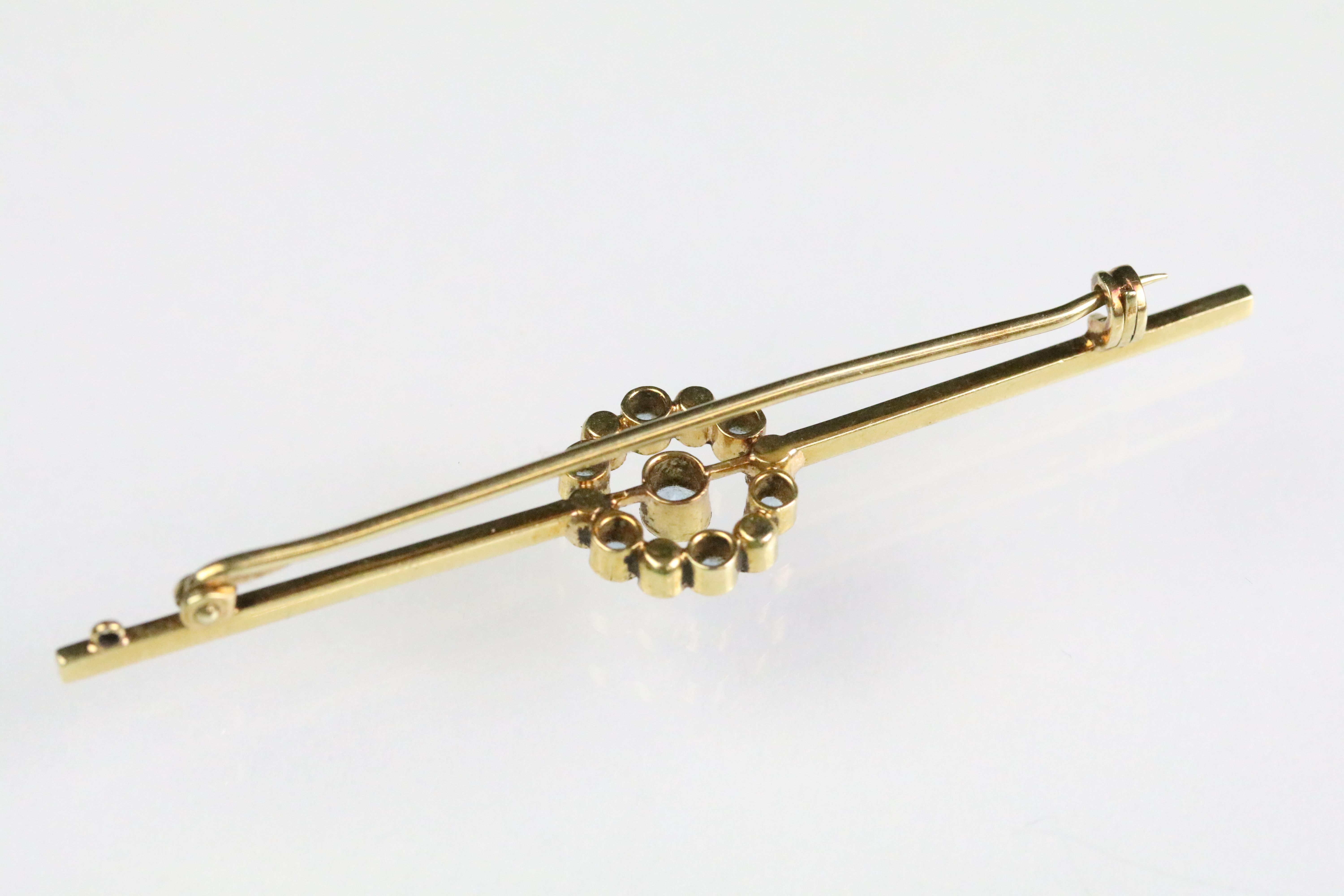 15ct gold aquamarine and pearl bar brooch. The brooch having a central millegrain set aquamarine - Image 4 of 4