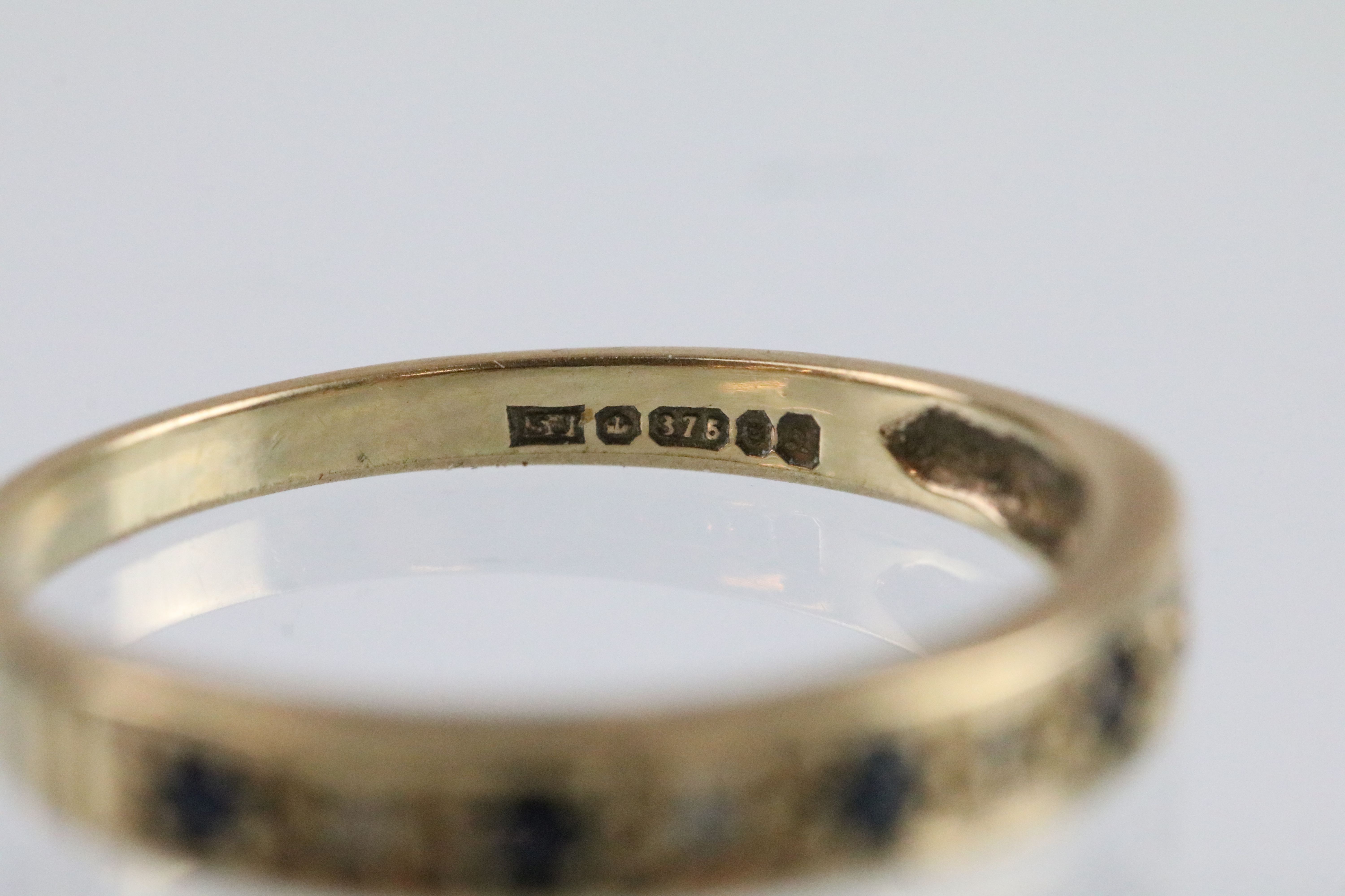 Two 9ct gold rings to include a sapphire and diamond half eternity ring (hallmarked London 1990, - Bild 10 aus 10