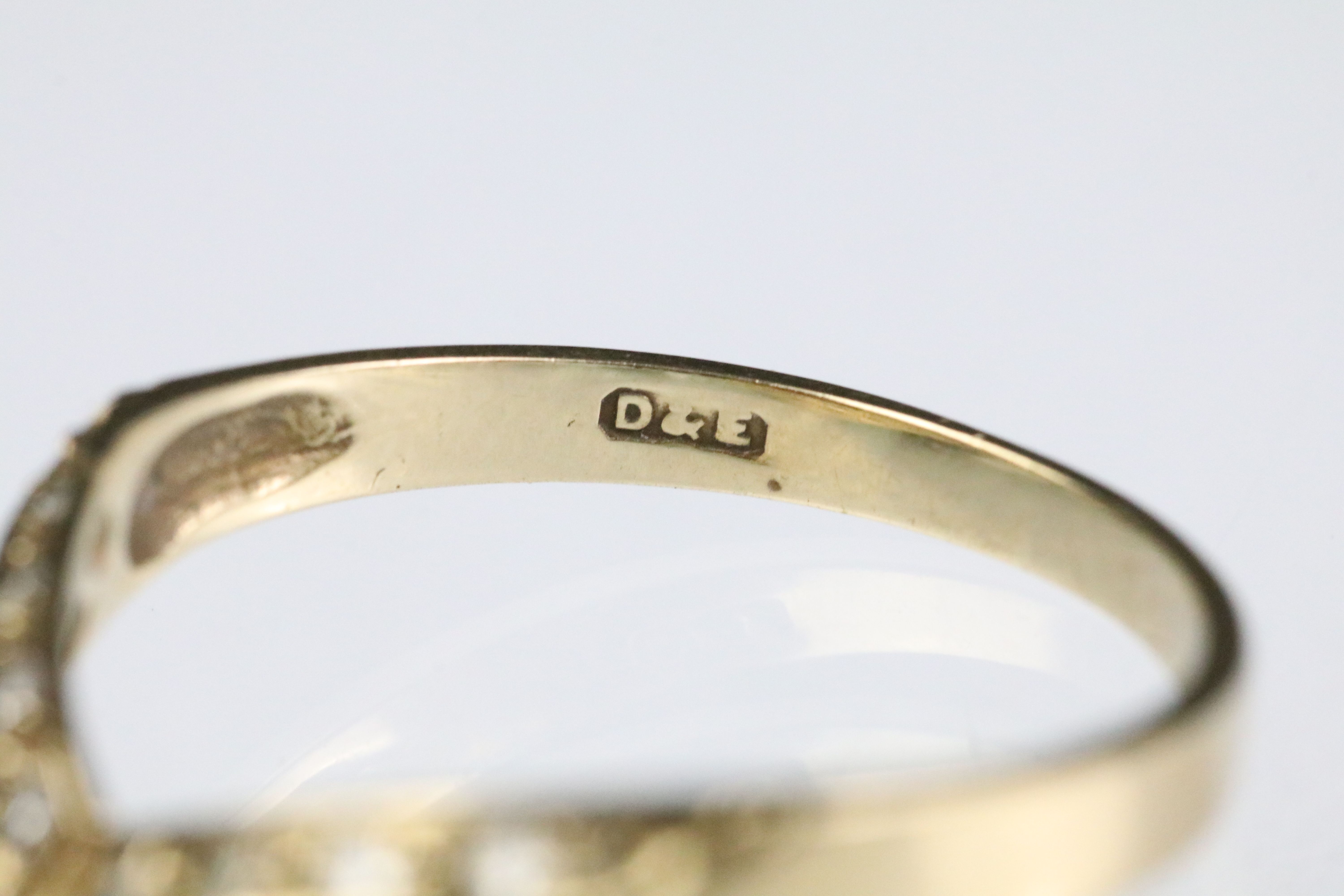 9ct gold hallmarked wishbone ring set with round cut diamonds throughout. Hallmarked London 1988. - Image 5 of 6