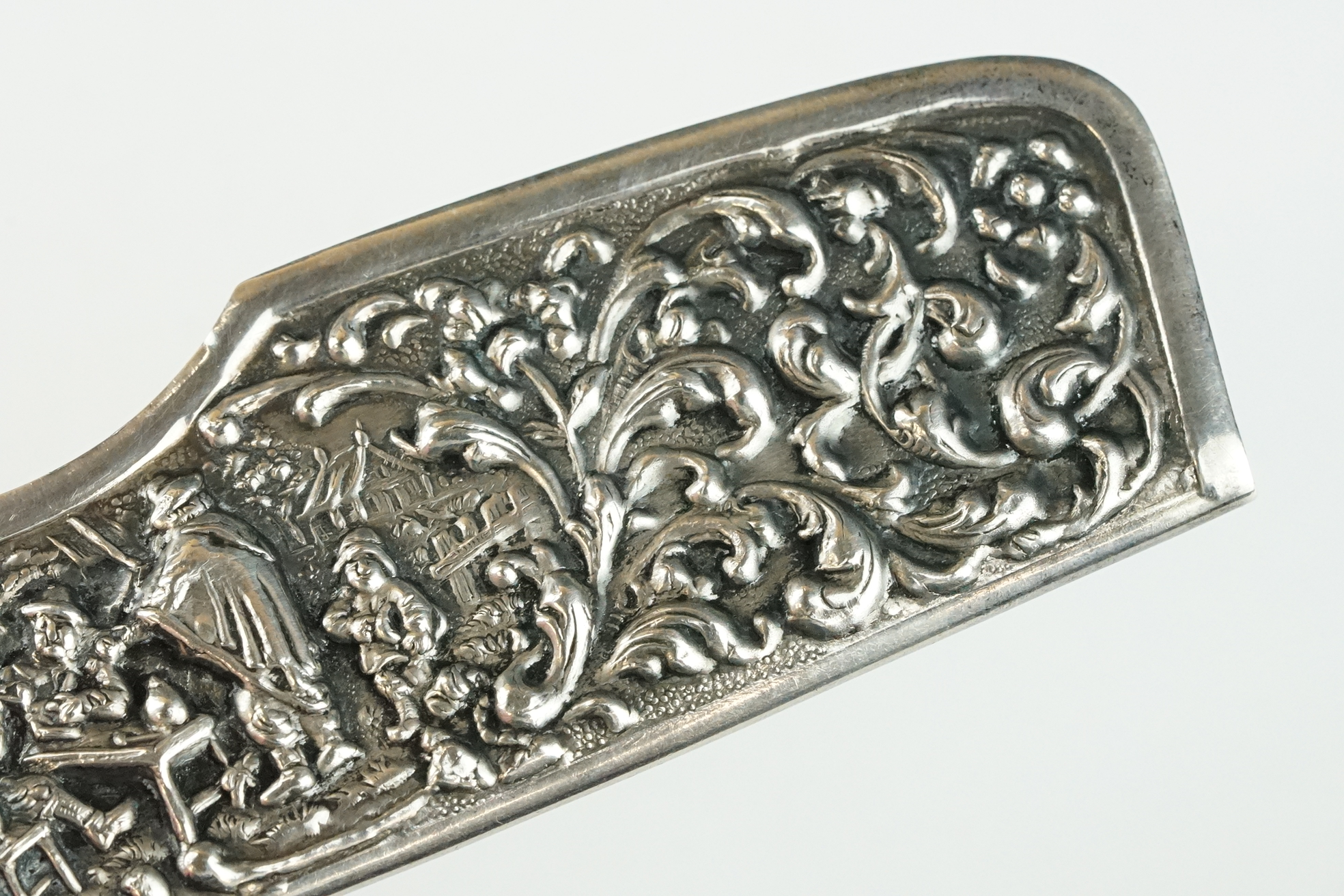 An antique sterling silver repoussé pattern hair comb and case. - Image 3 of 12