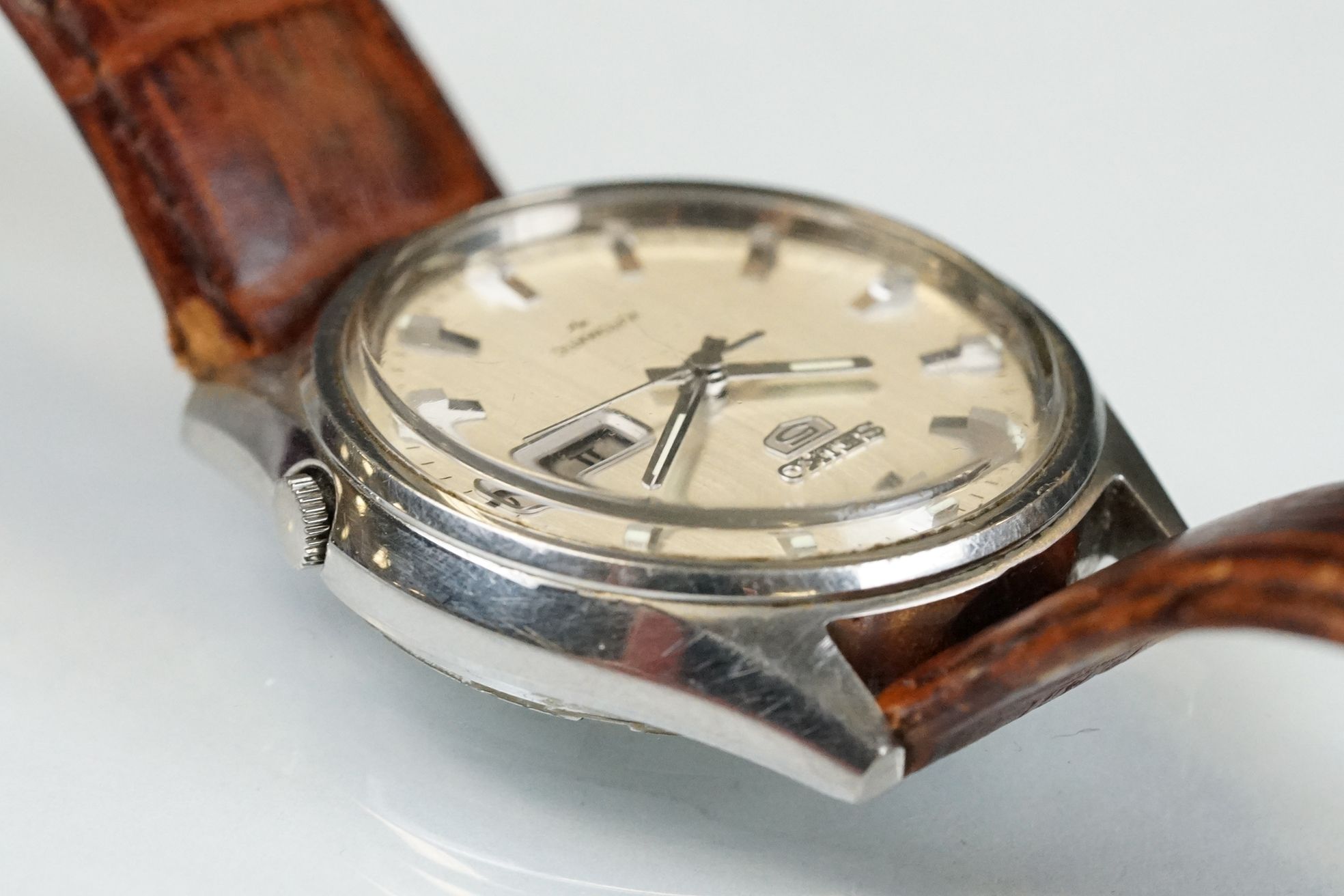 Two gents Seiko wristwatches to include a steel cased Seiko 5 automatic, day & date function to 3 - Image 5 of 17