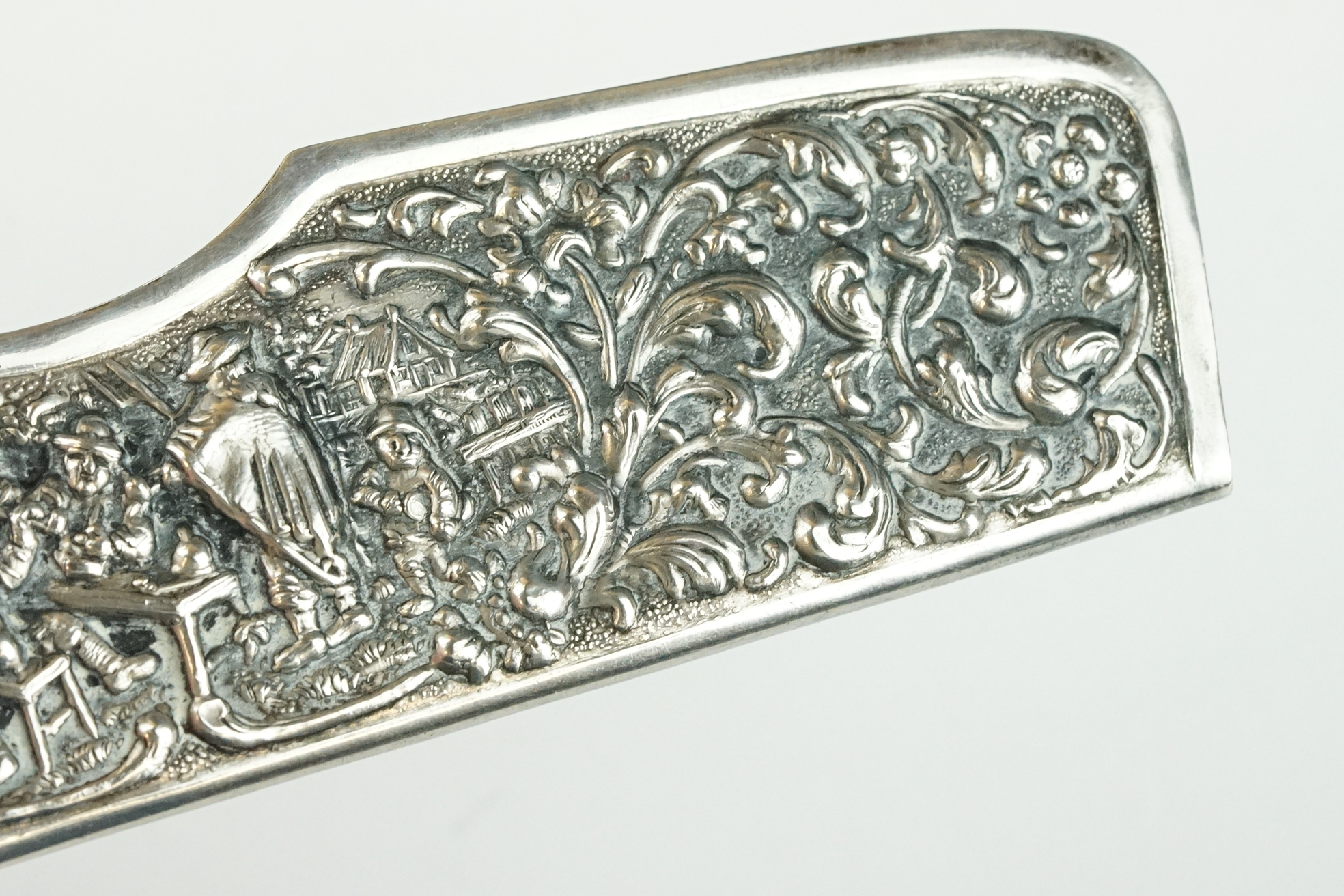 An antique sterling silver repoussé pattern hair comb and case. - Image 5 of 12