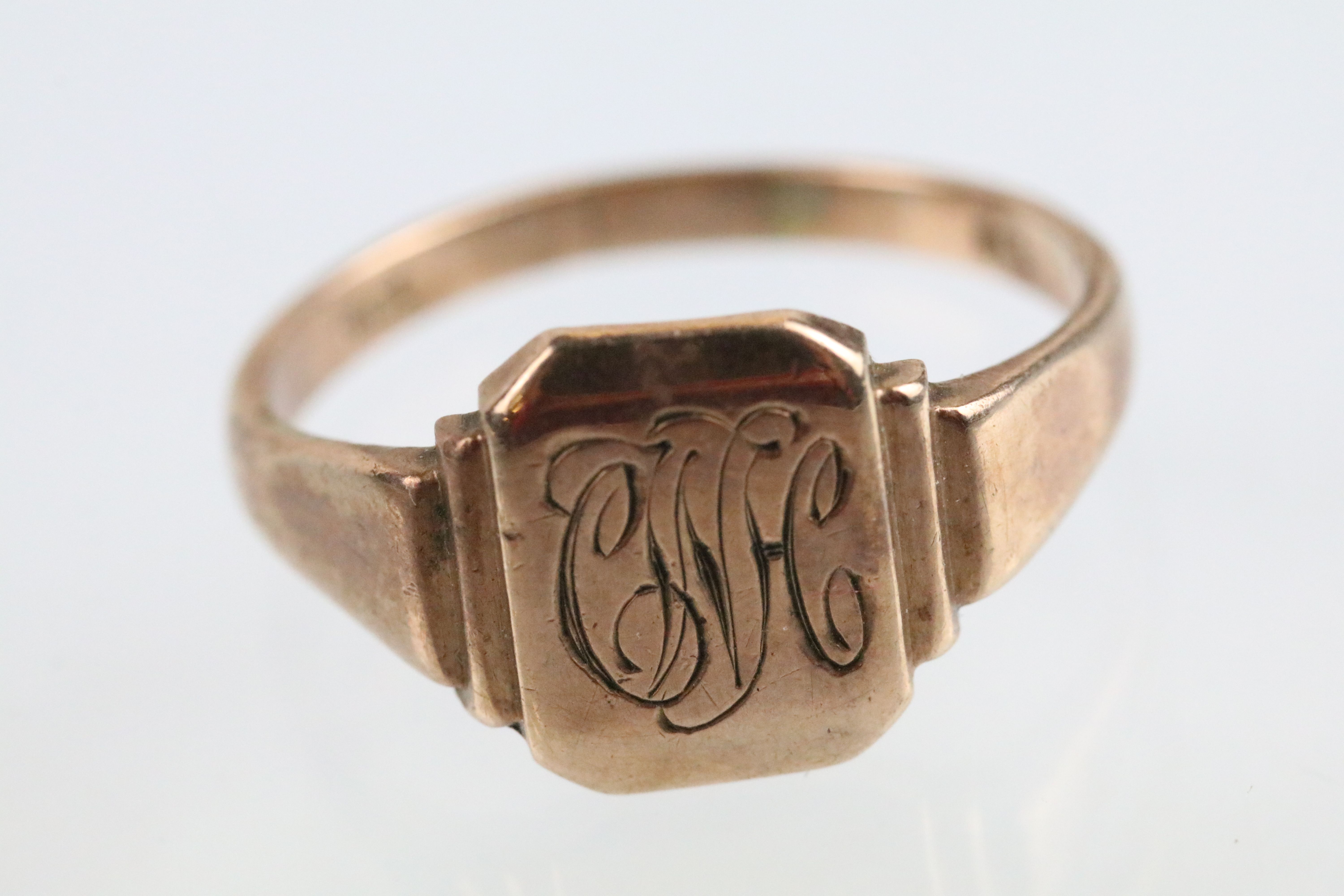 Early 20th Century 9ct gold signet ring having a square head to centre with stepped shoulders. - Image 2 of 5
