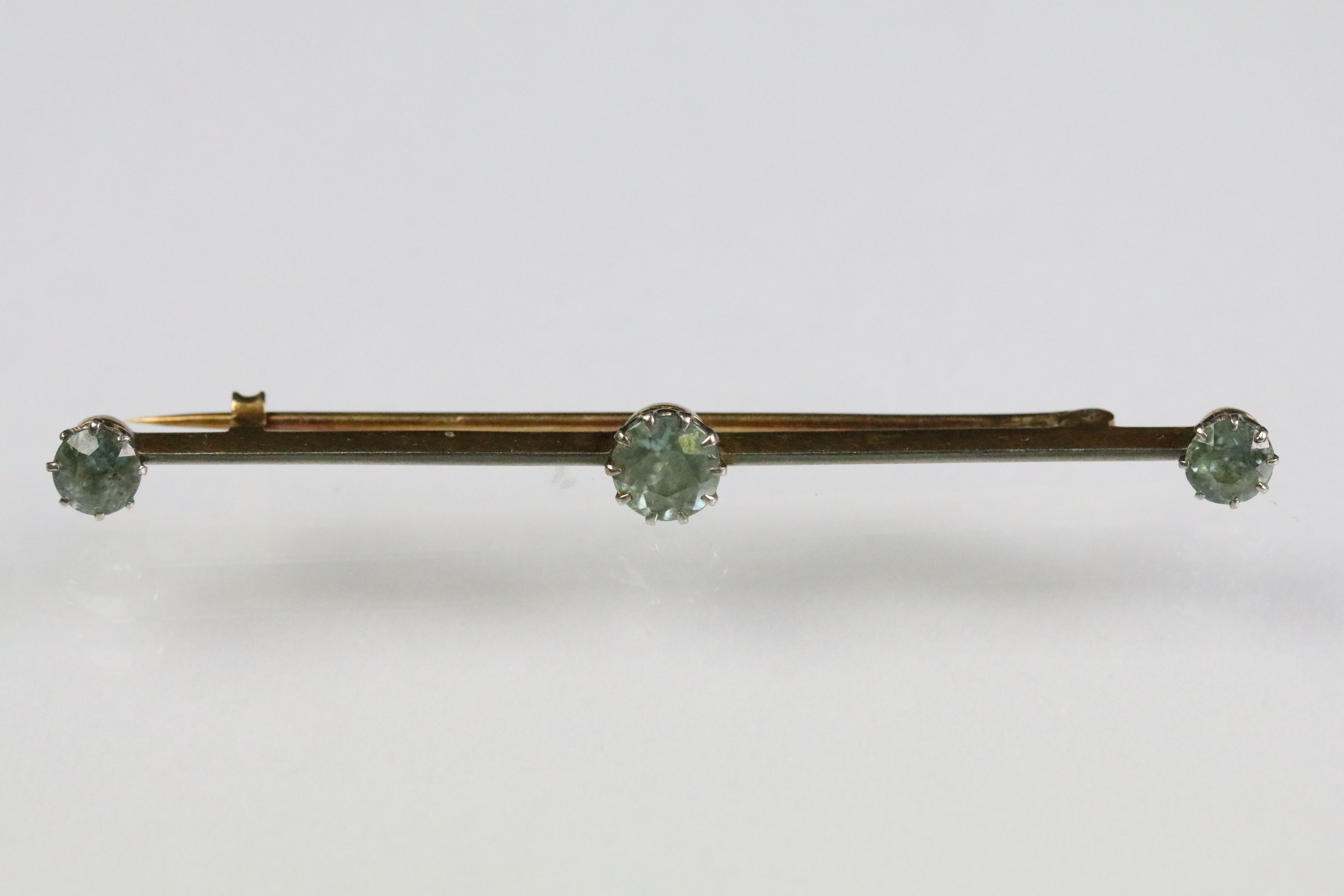 Early 20th Century Edwardian 15ct gold bar brooch set with three round cut zircons, together with - Image 3 of 6