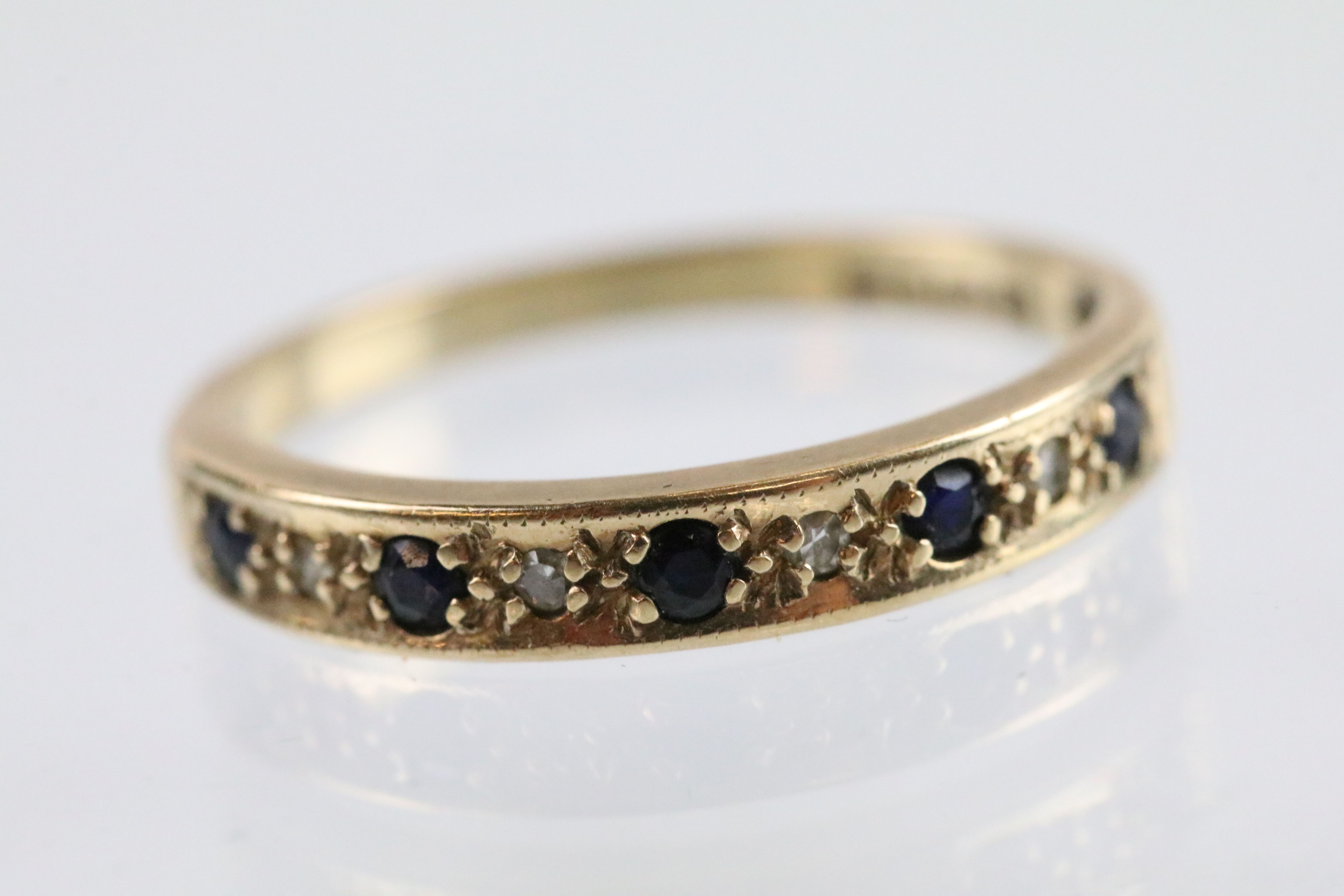 Two 9ct gold rings to include a sapphire and diamond half eternity ring (hallmarked London 1990, - Bild 8 aus 10