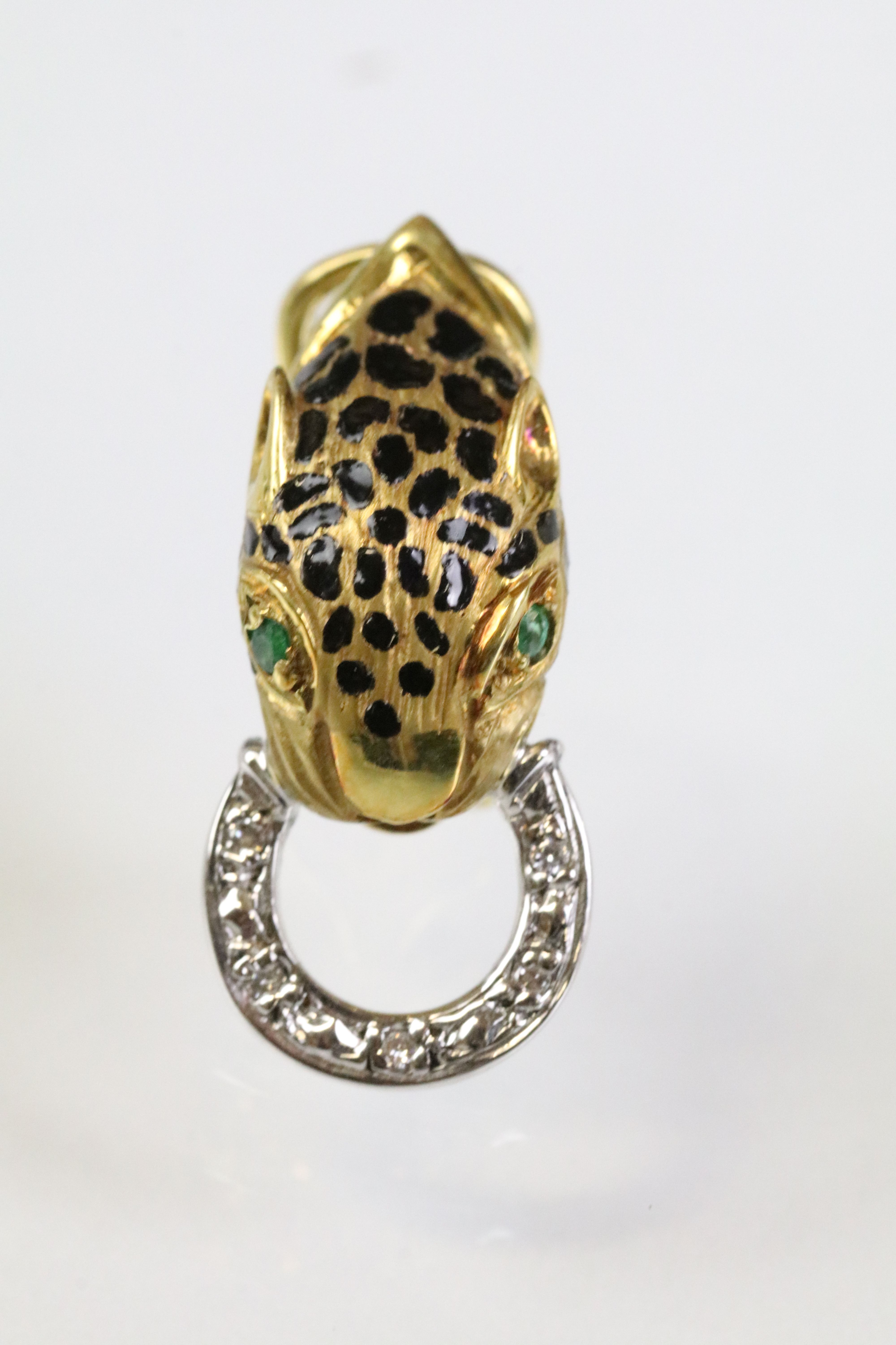 Pair of 18ct gold stud earrings in the form of leopards having round cut emeralds to the eyes, and - Image 4 of 5