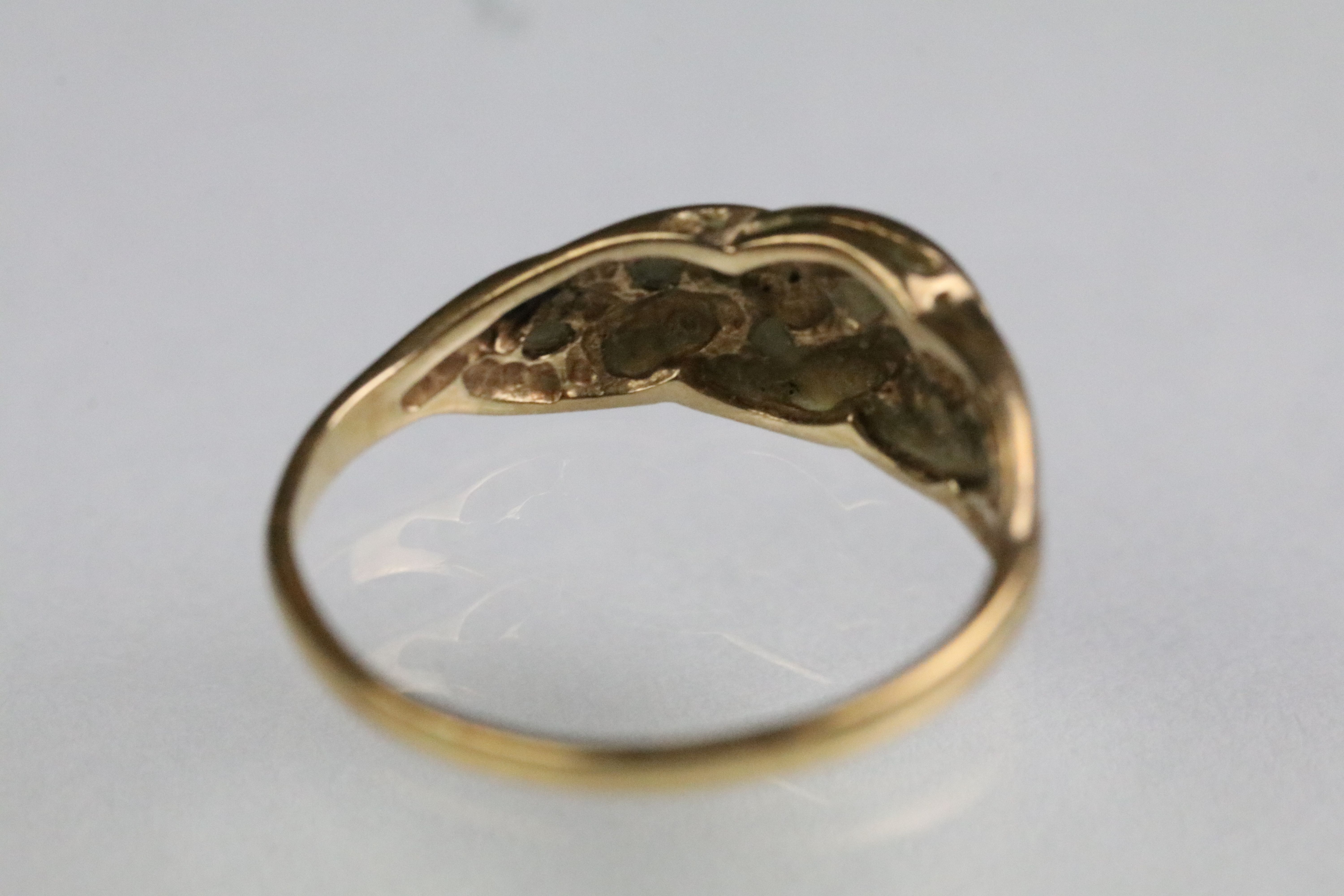 Two 9ct gold rings to include a crossover ring set with diamonds (London import marked, size K), and - Bild 10 aus 11