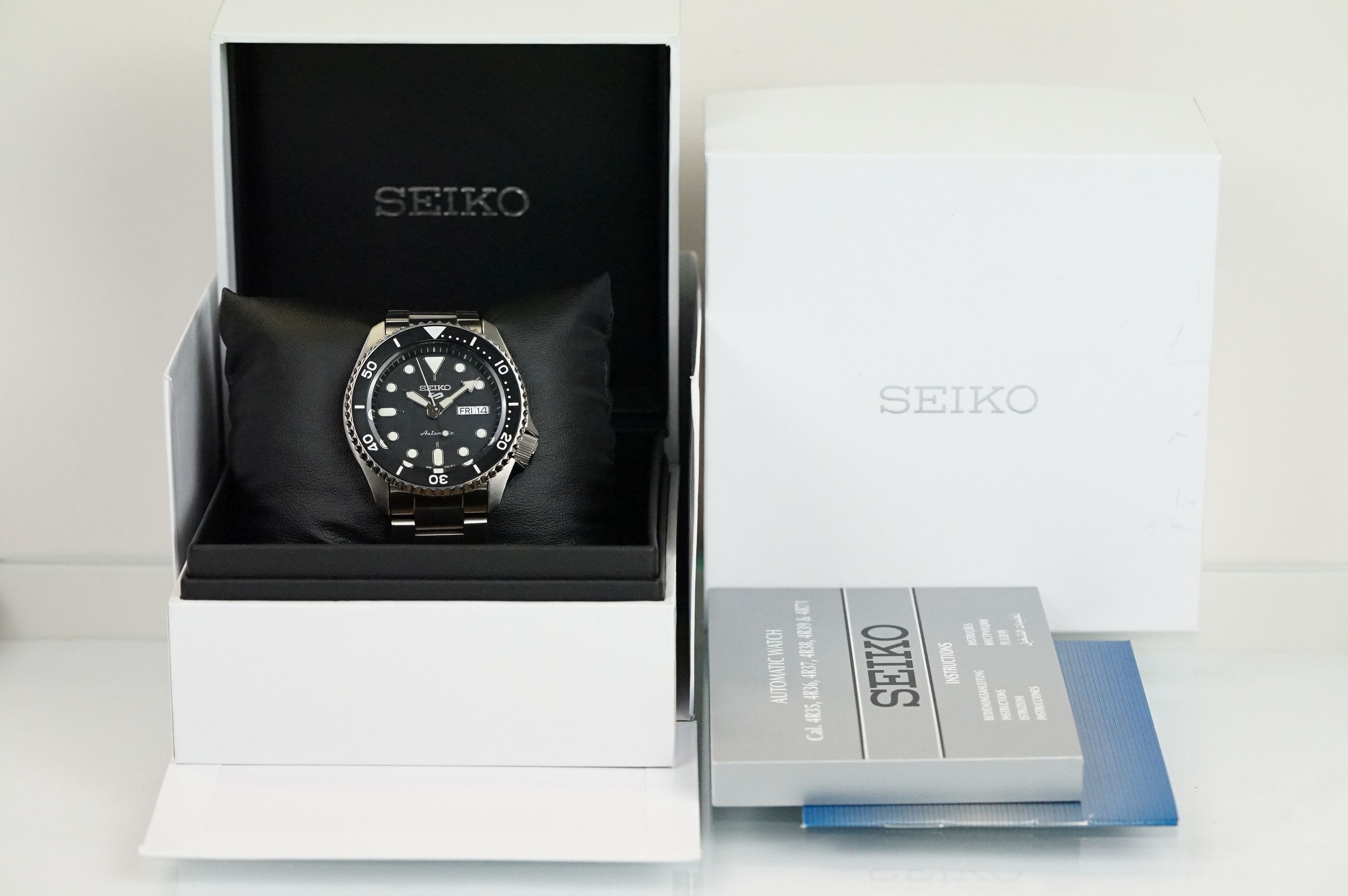 A Seiko Gents 5 Sports Black Dial Automatic Watch, black dial, rotating black bezel, day and date