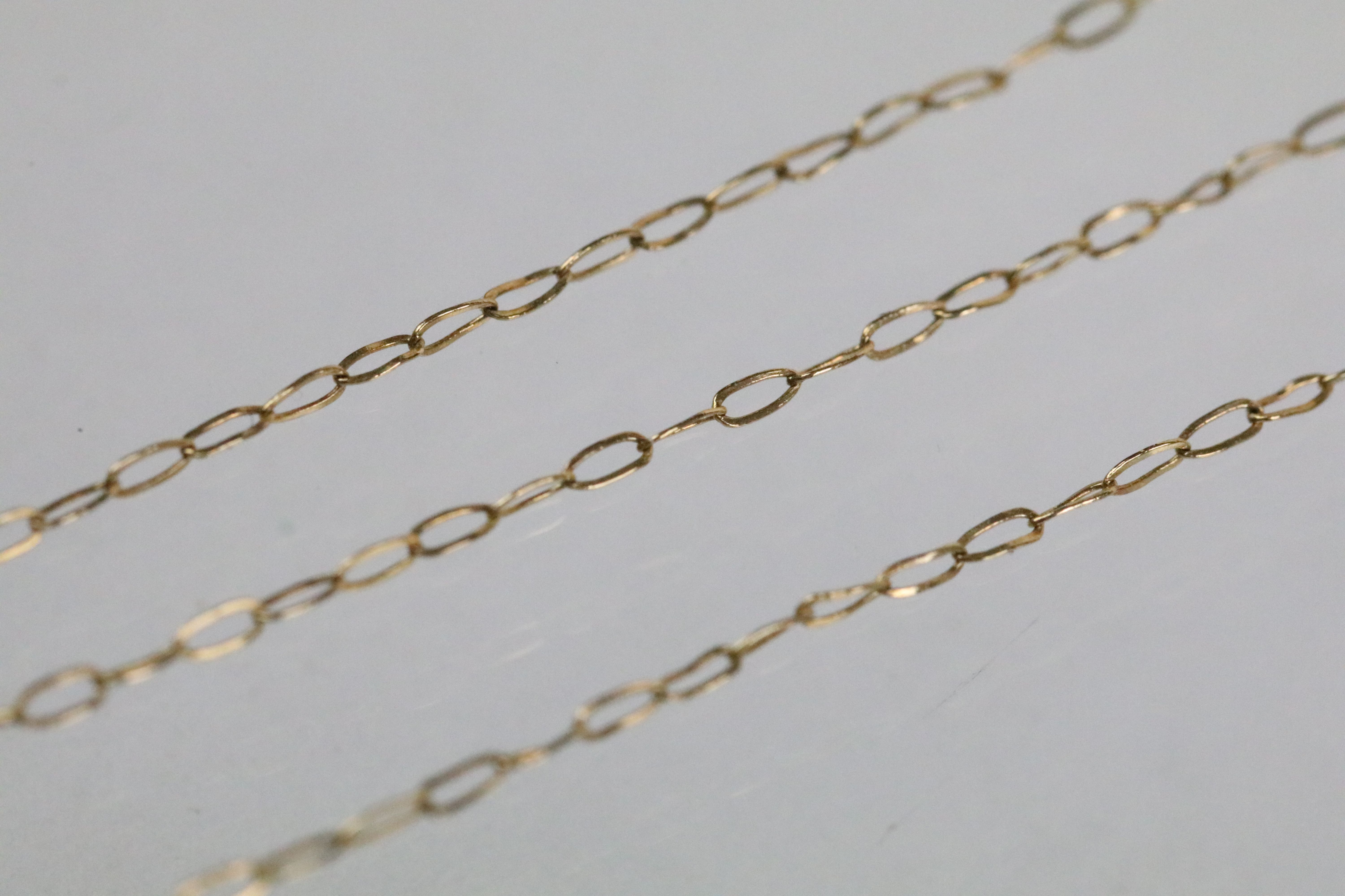 Two 9ct gold pendant necklaces to include a cross pendant on a fine link chain (cross hallmarked - Bild 6 aus 9
