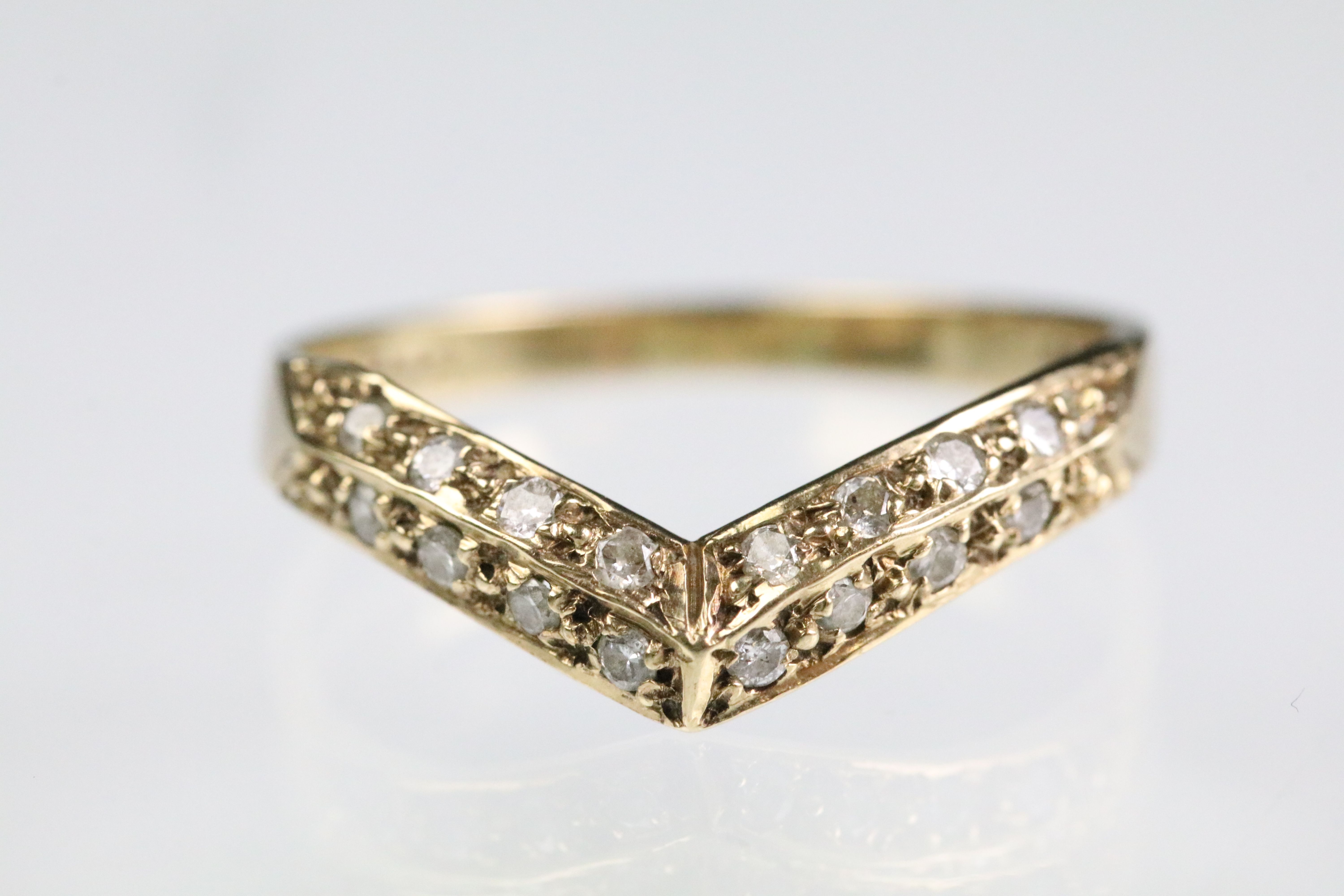 9ct gold hallmarked wishbone ring set with round cut diamonds throughout. Hallmarked London 1988. - Image 2 of 6