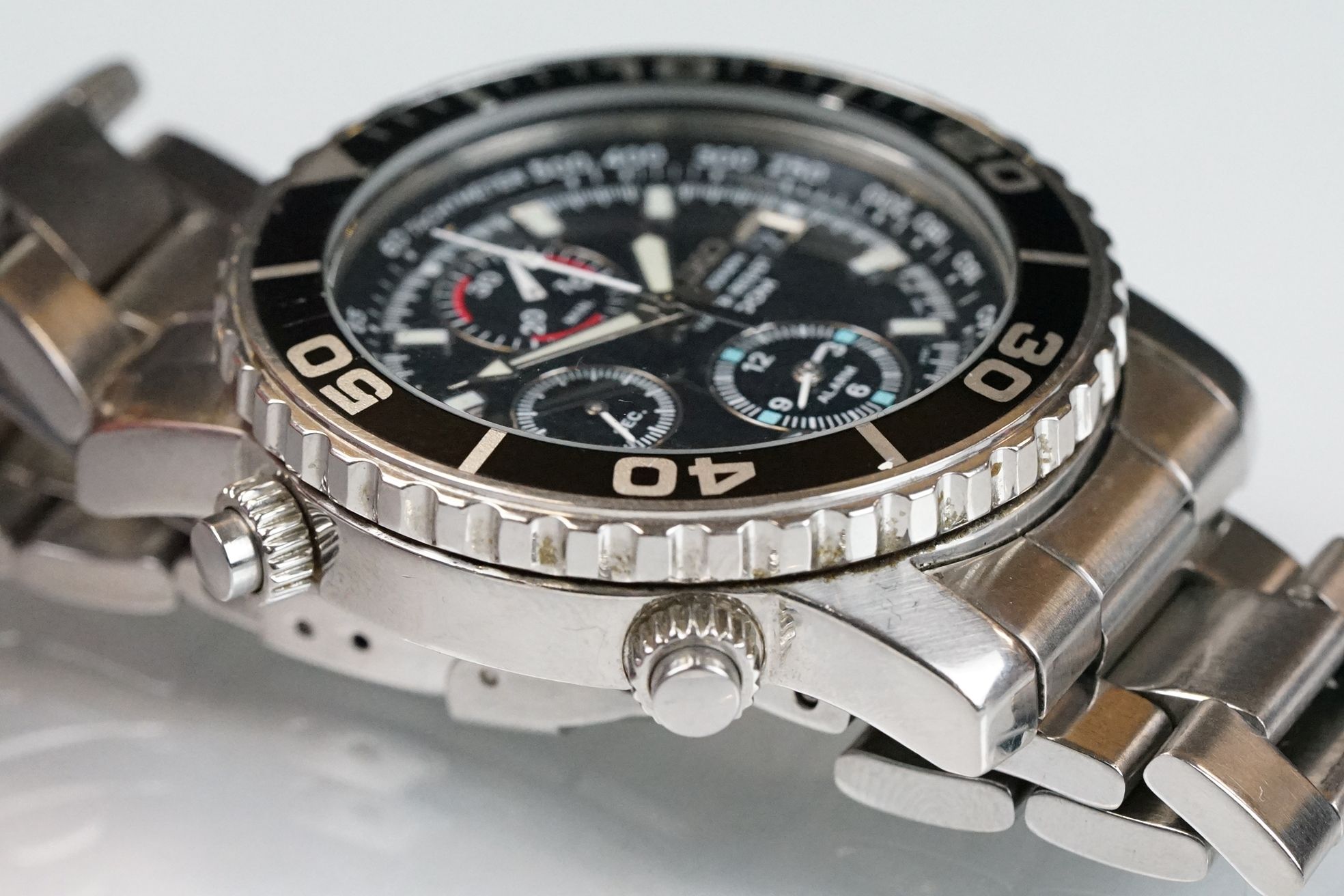 A gents Seiko Chronograph 100m water resistant wristwatch, three central sub dials, date function to - Image 6 of 9