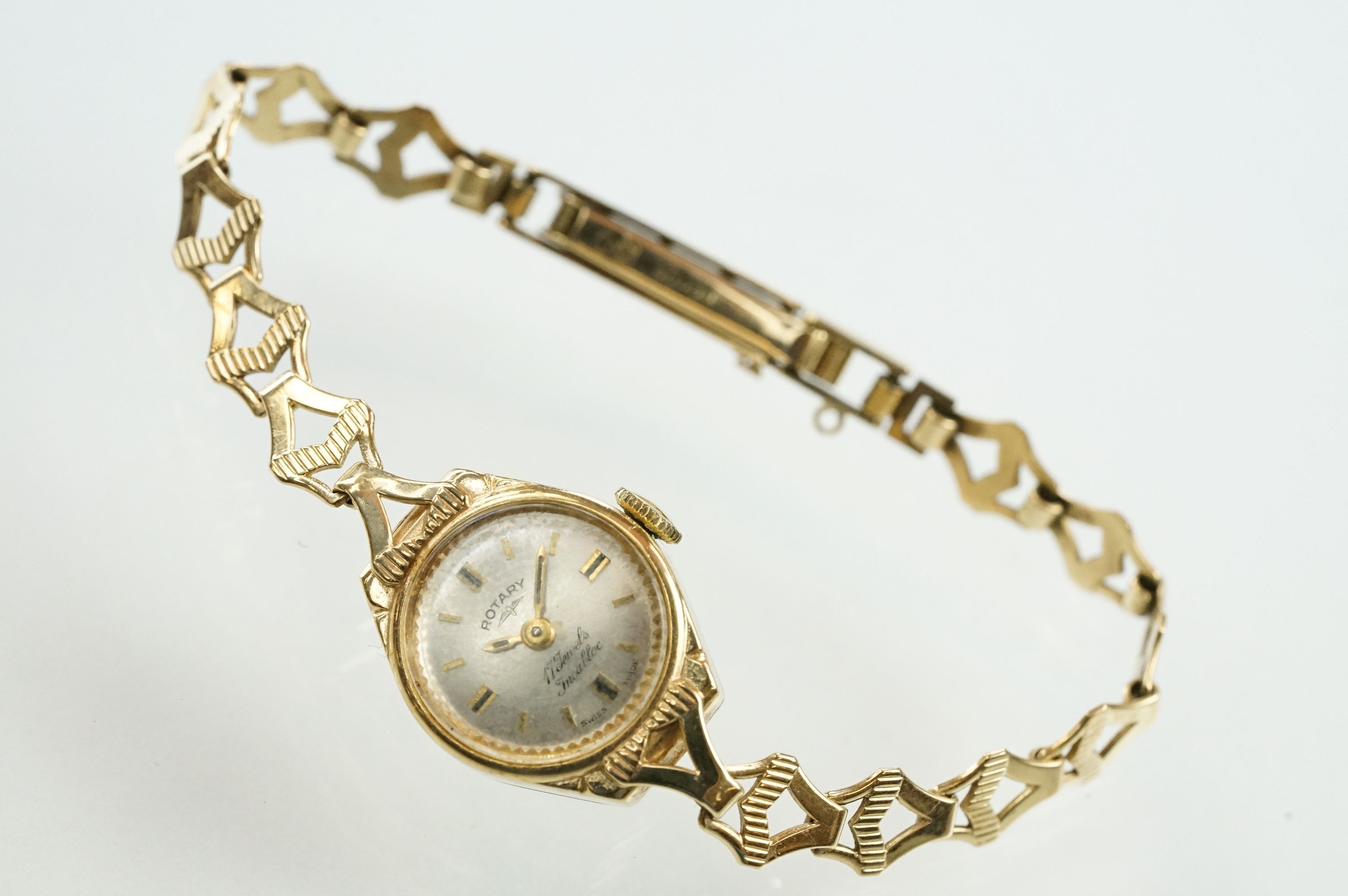 Rotary 9ct gold ladies wrist watch having a round face with baton markings to the chapter ring