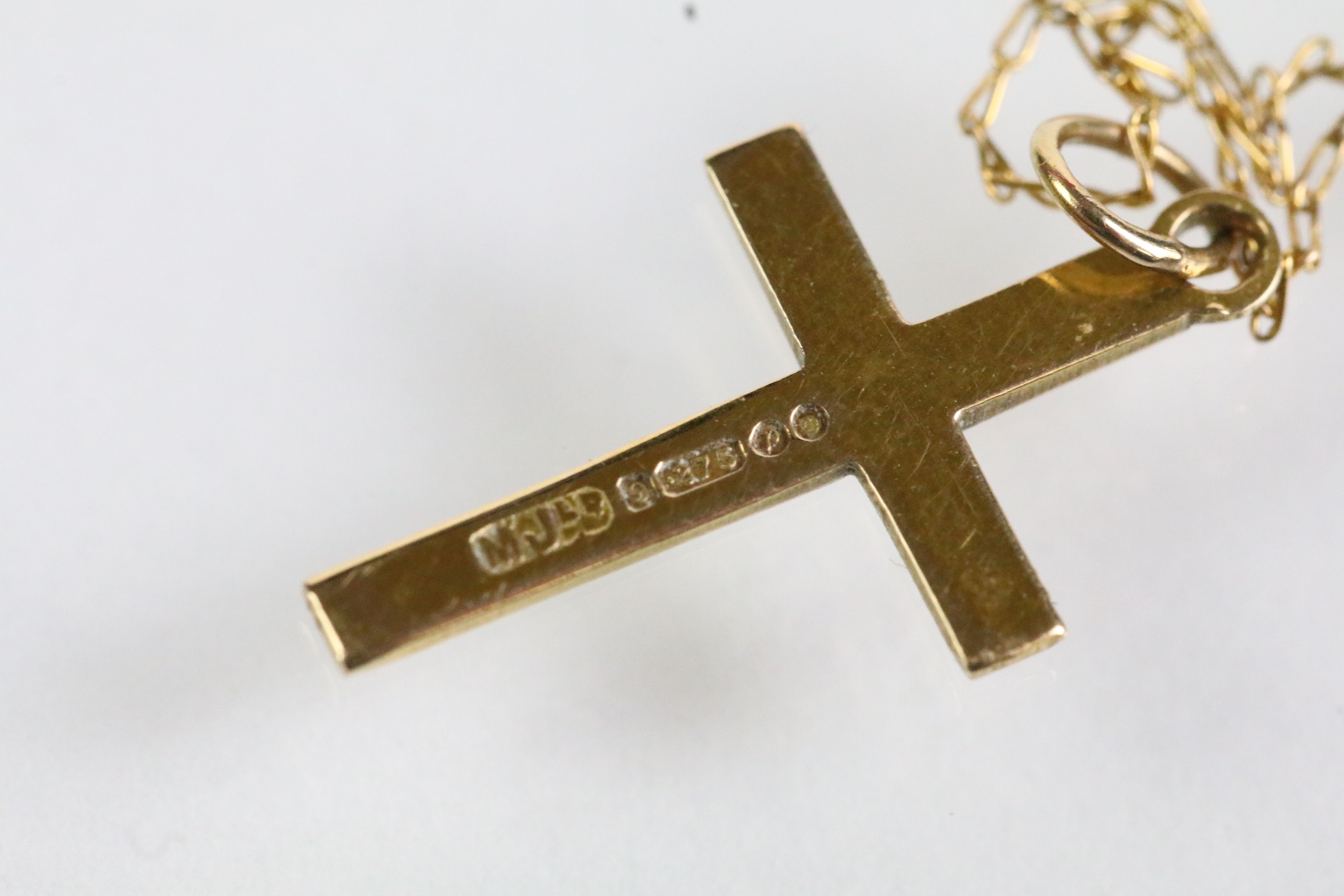 Two 9ct gold pendant necklaces to include a cross pendant on a fine link chain (cross hallmarked - Bild 8 aus 9