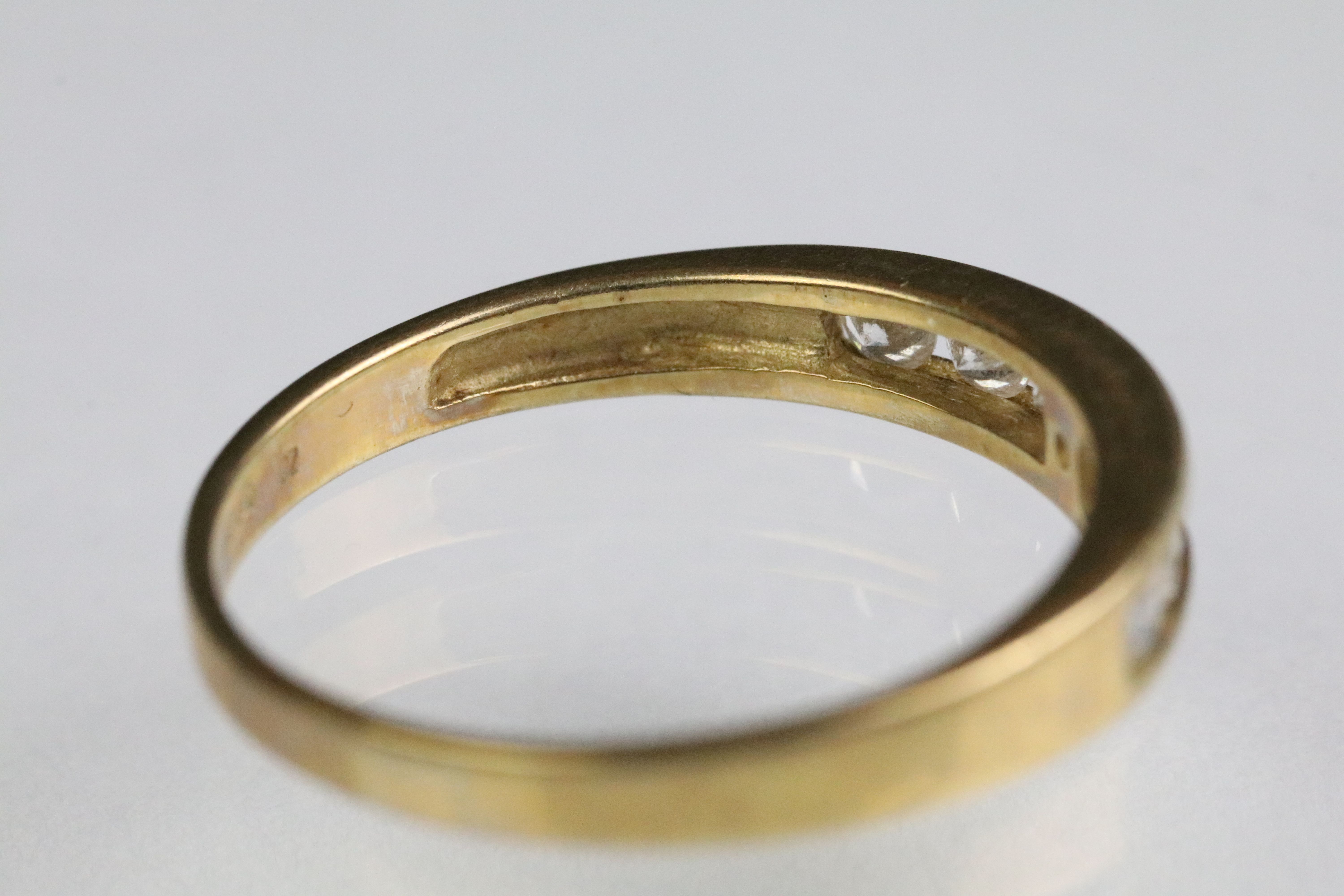 Two 9ct gold rings to include a 9ct gold and cz seven stone ring (import marked 1991, size O.5) - Bild 8 aus 9