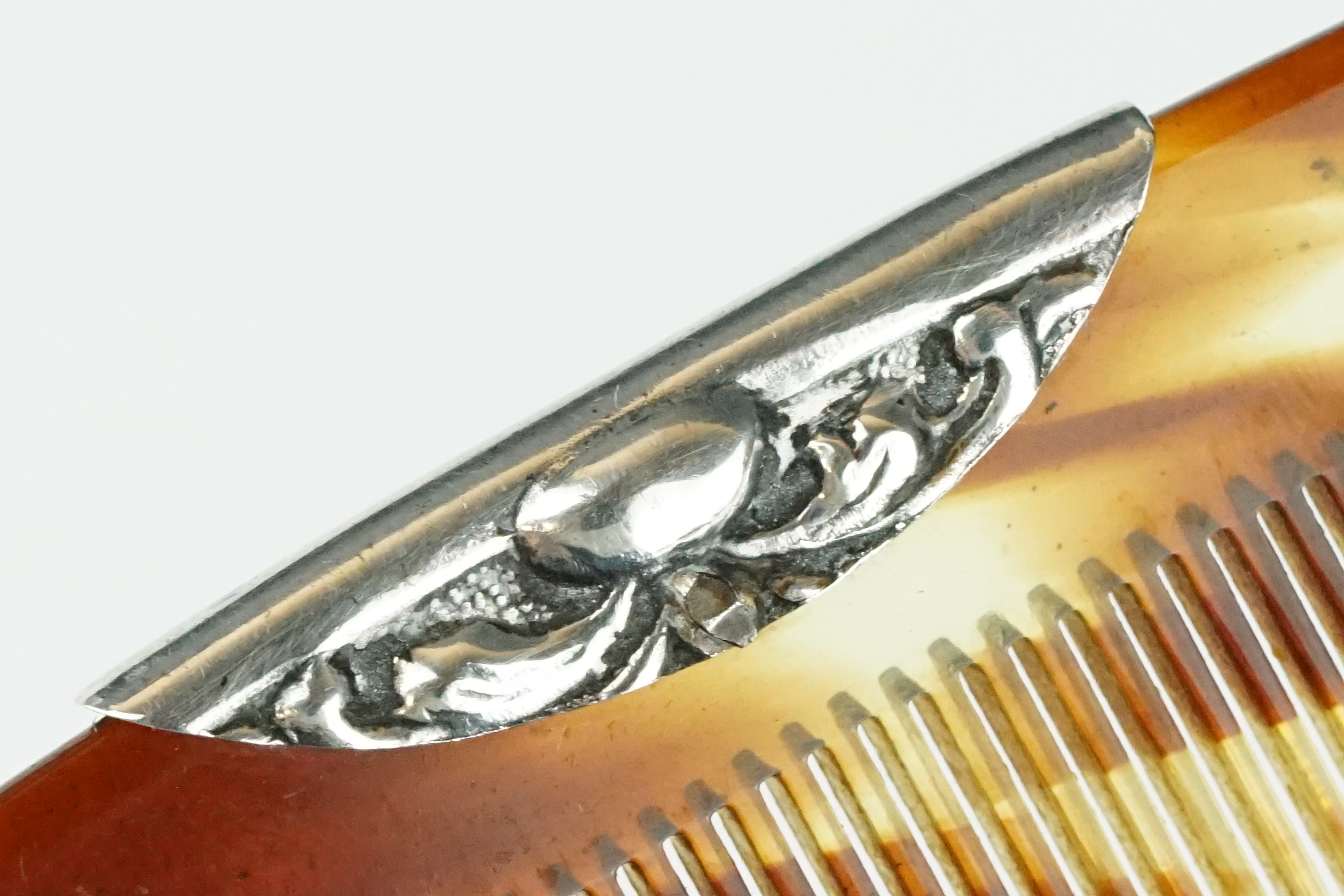 An antique sterling silver repoussé pattern hair comb and case. - Image 10 of 12