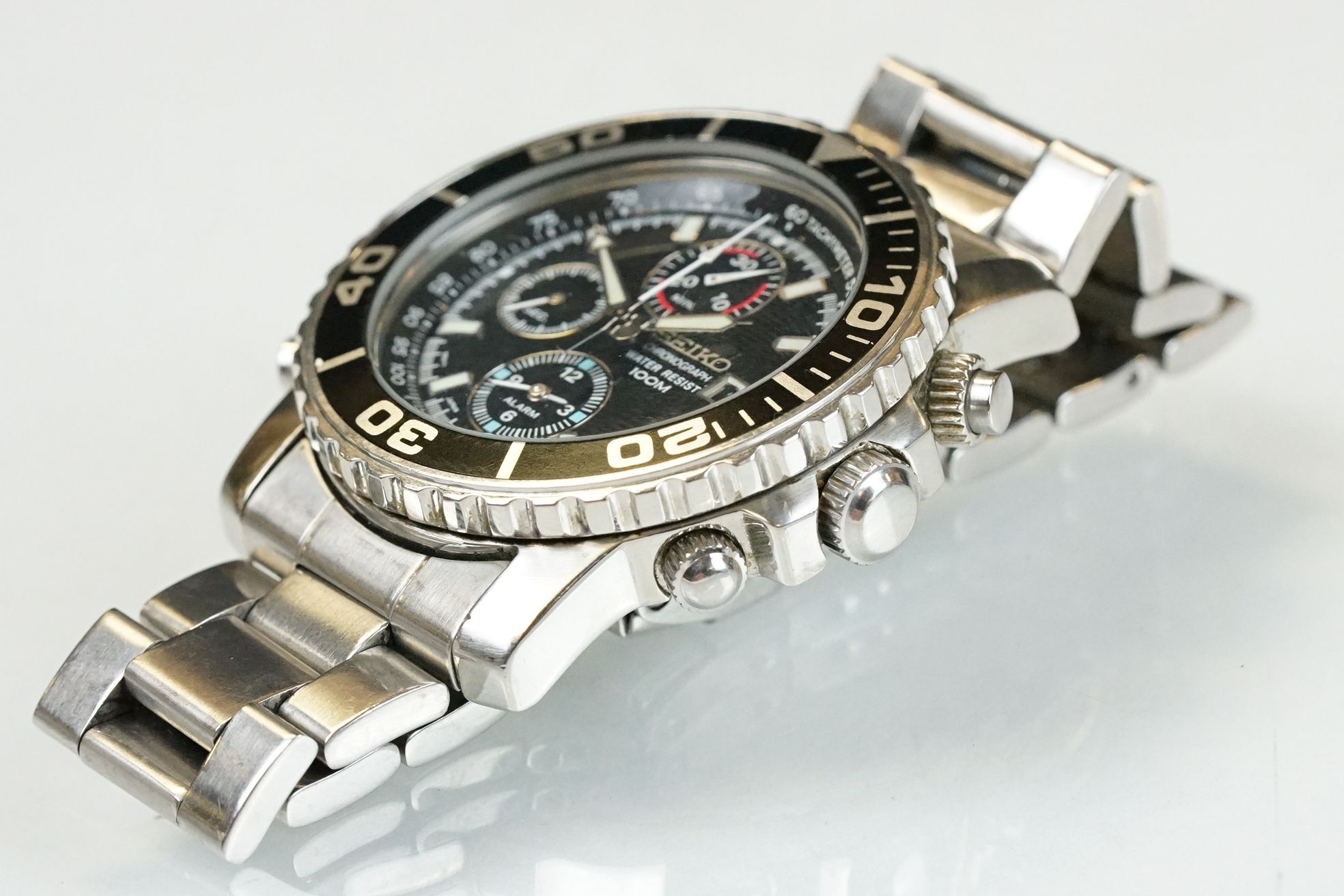A gents Seiko Chronograph 100m water resistant wristwatch, three central sub dials, date function to - Image 3 of 9