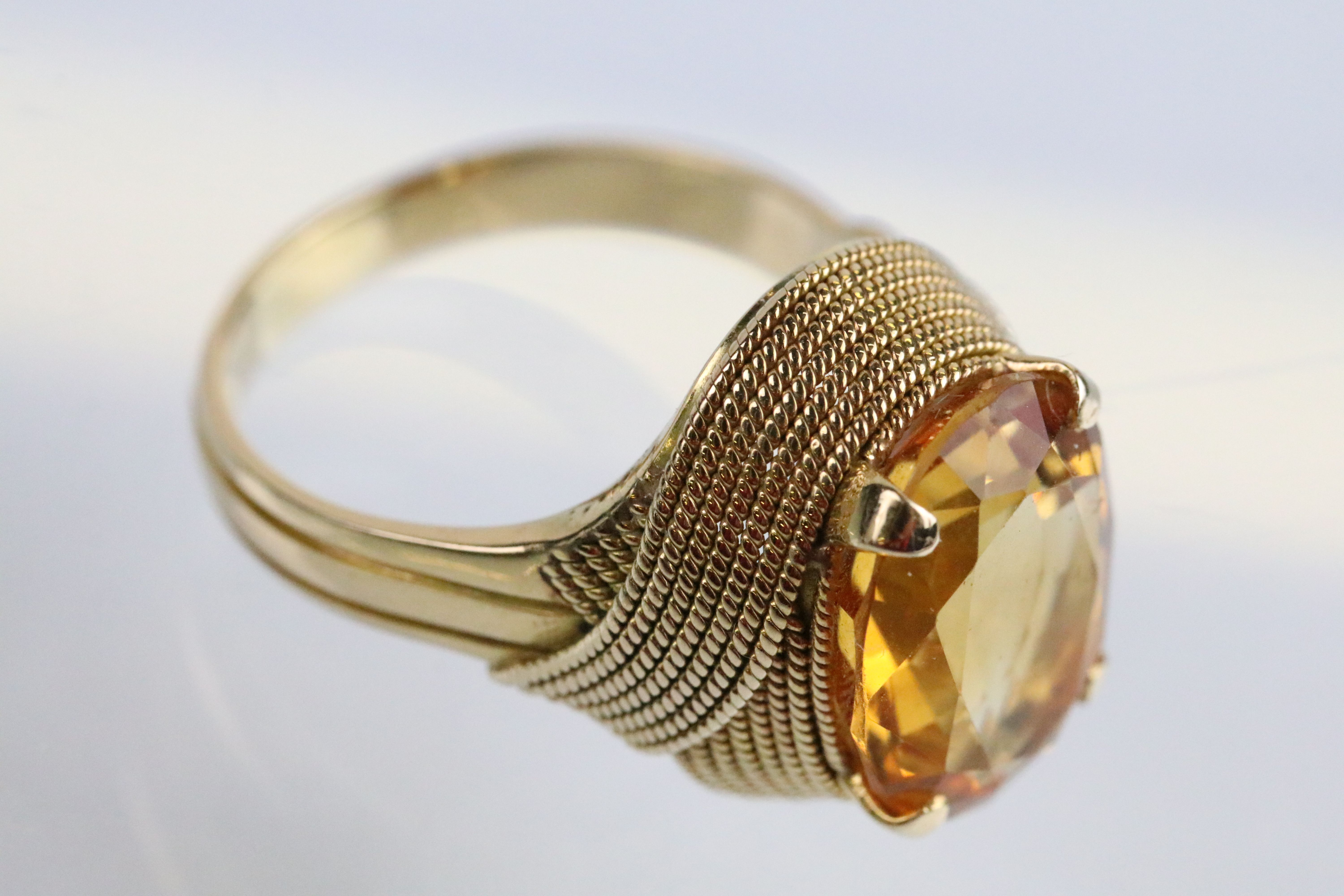 18ct gold and citrine dress ring being set with an oval cut citrine to the head within a rope - Image 4 of 6