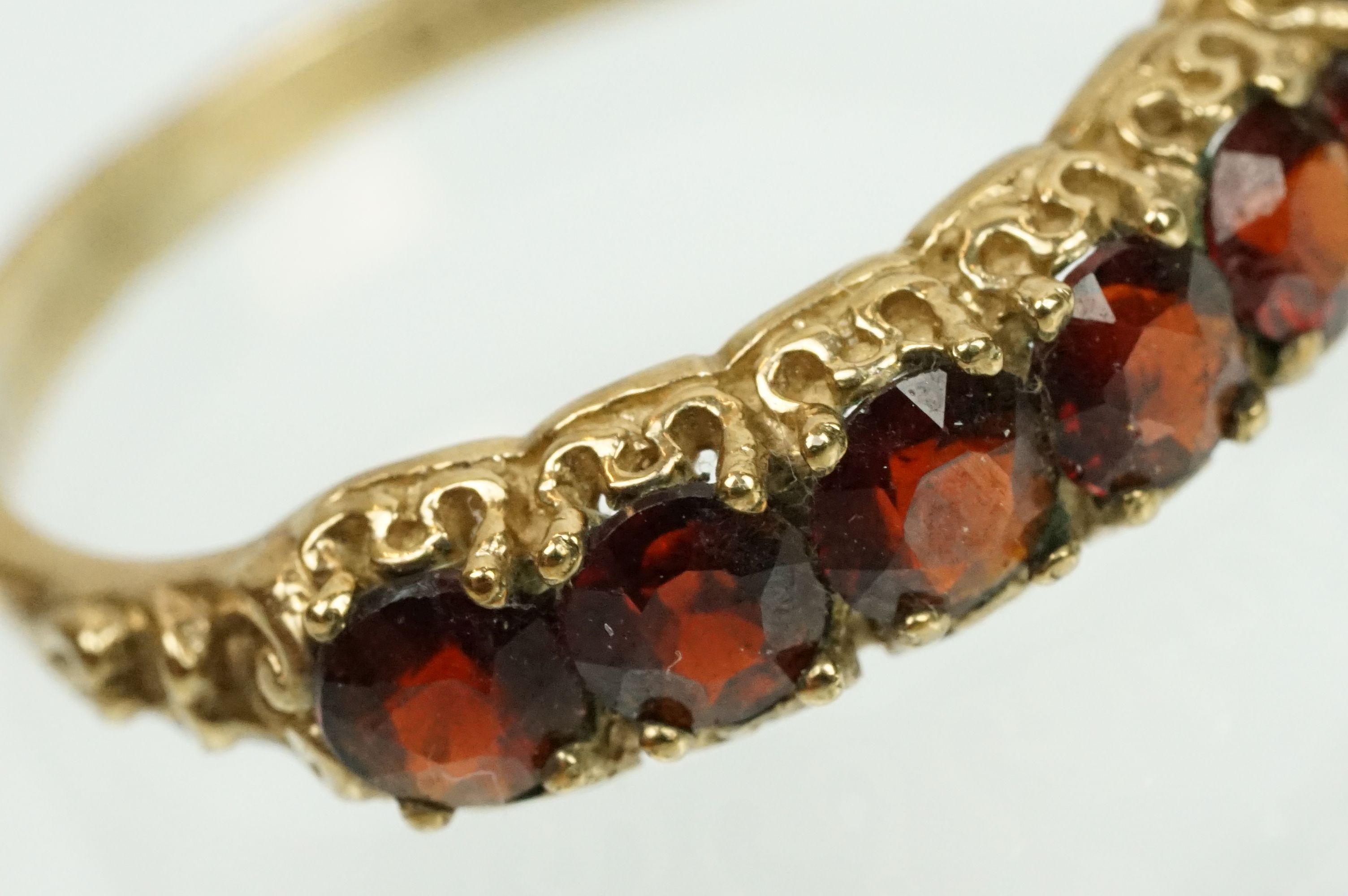 9ct gold and garnet seven stone ring set with seven round cut garnets to a plain shank. Hallmarked - Image 5 of 9
