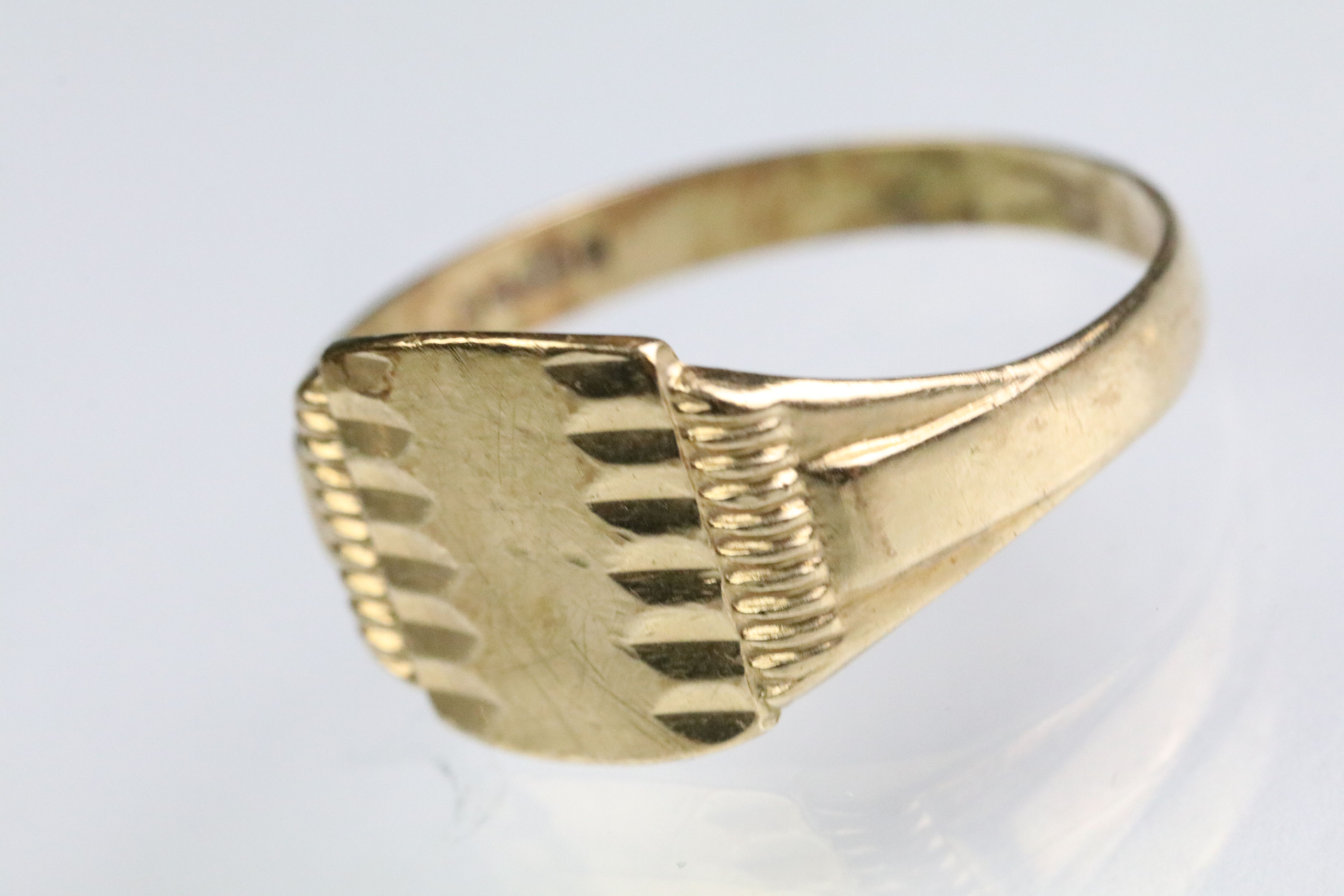 Three 9ct gold rings to include a square head signet ring (hallmarked Birmingham 1958, size U), - Bild 6 aus 11