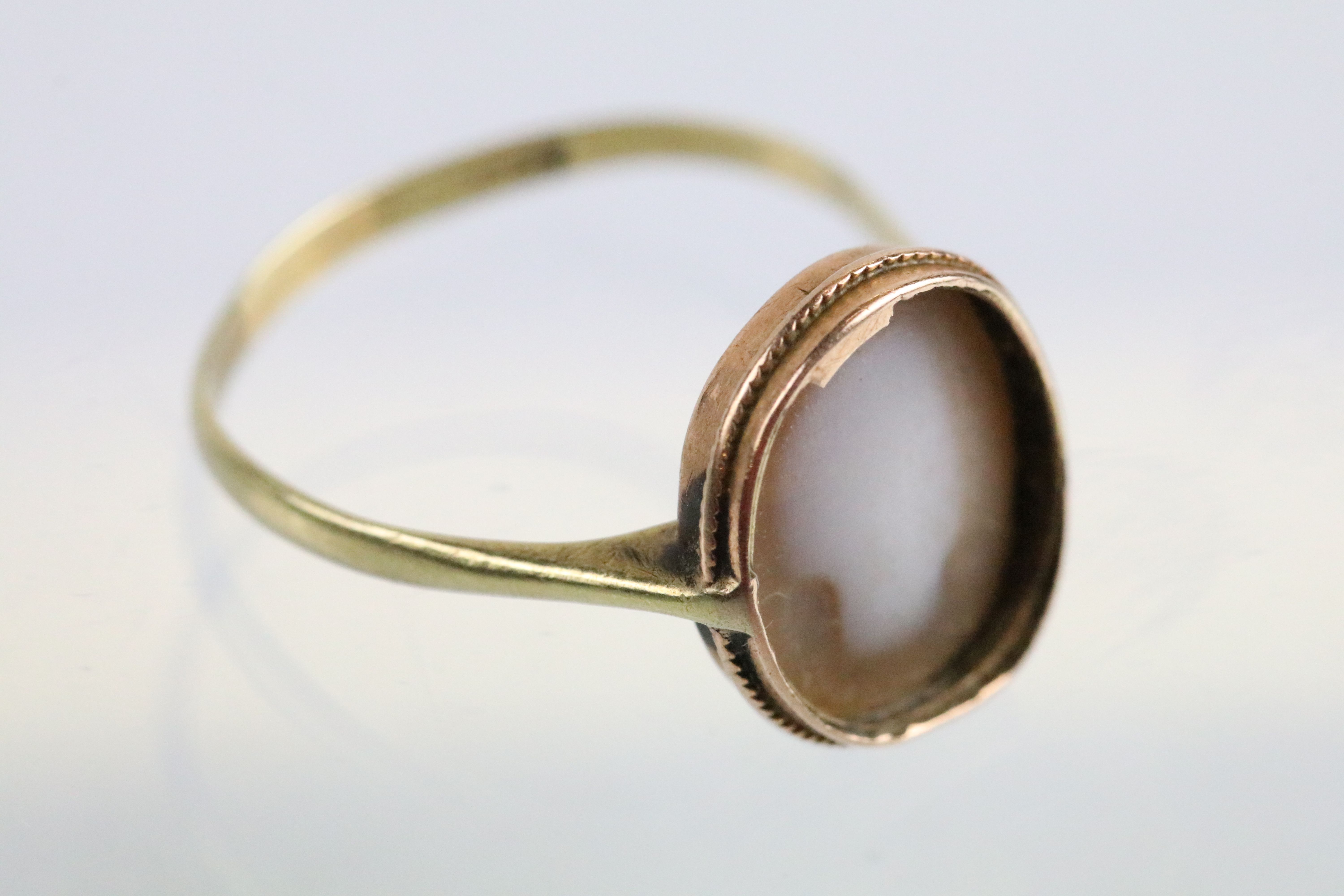 Victorian 14ct gold cameo ring (af, marked 14ct to band, size L) together with a 9ct gold and - Bild 4 aus 5