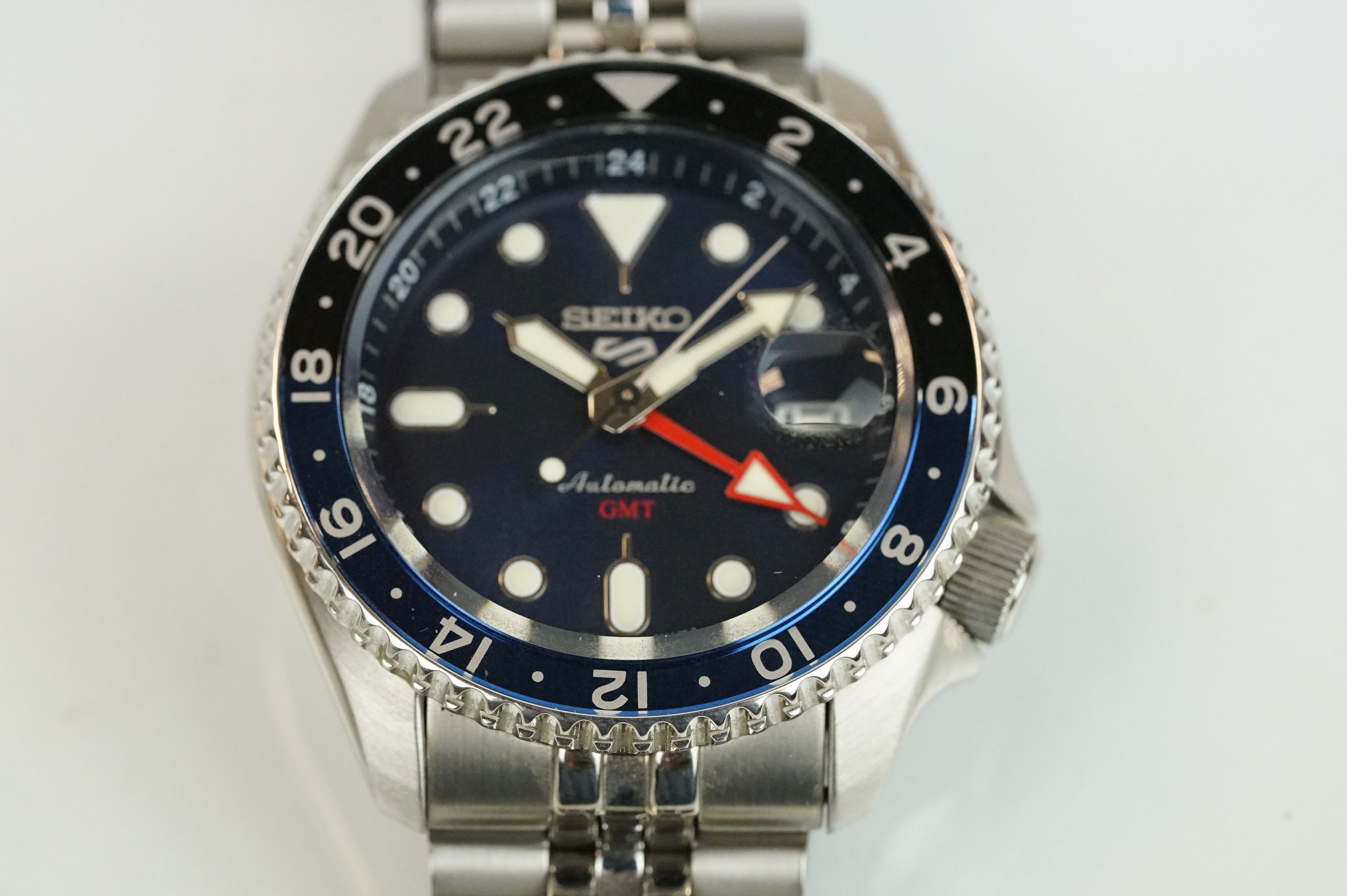 A Seiko 5 Sports Automatic GMT SSK003K1 Automatic Mens Watch, blue dial, black & blue rotating - Image 2 of 11