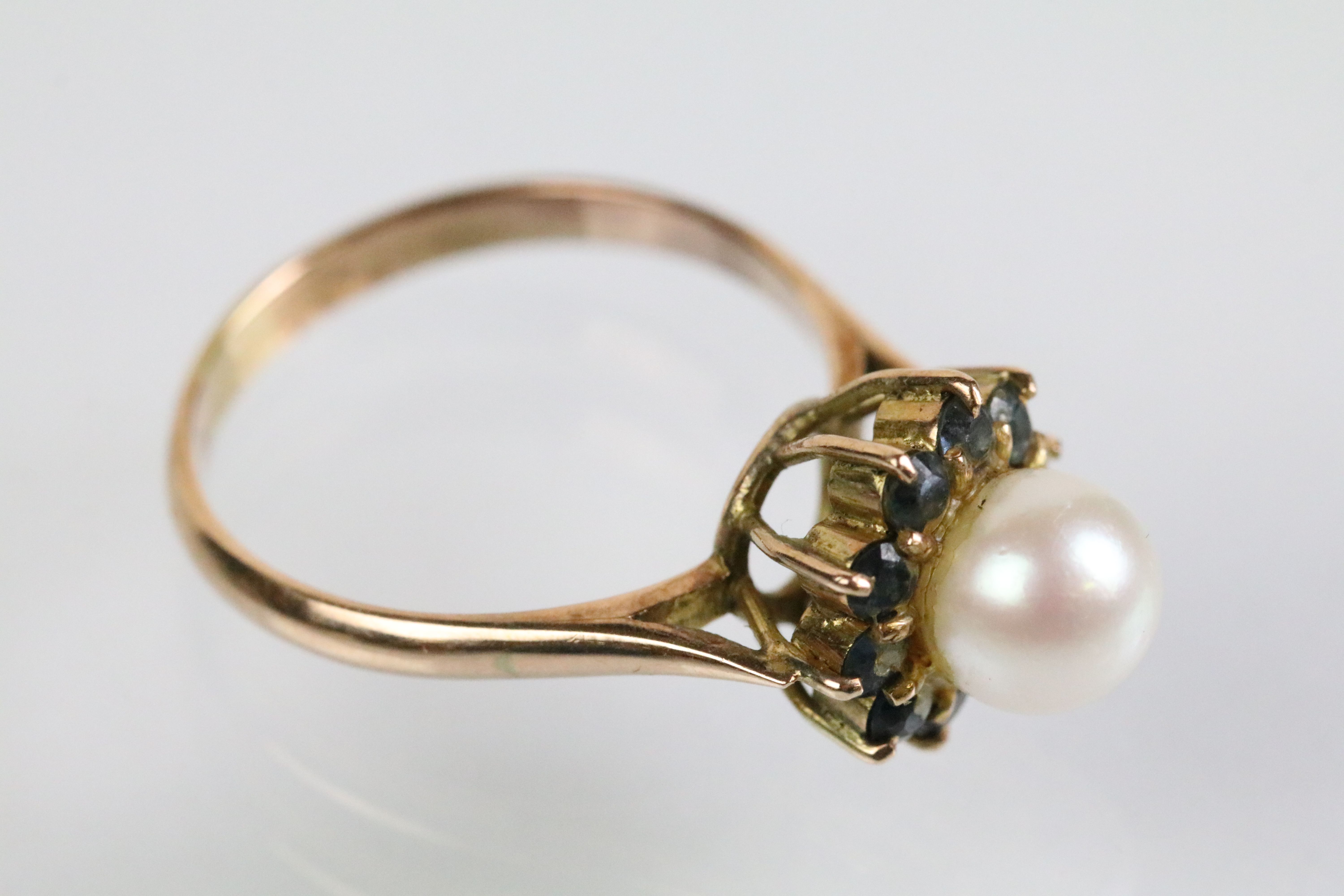 Gold pearl and blue stone ring. The ring being set with a pearl to cultured centre with a halo of - Image 3 of 4