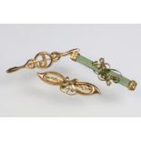 Three early 20th Century Edwardian 9ct gold bar brooches to include a nephrite example with seed