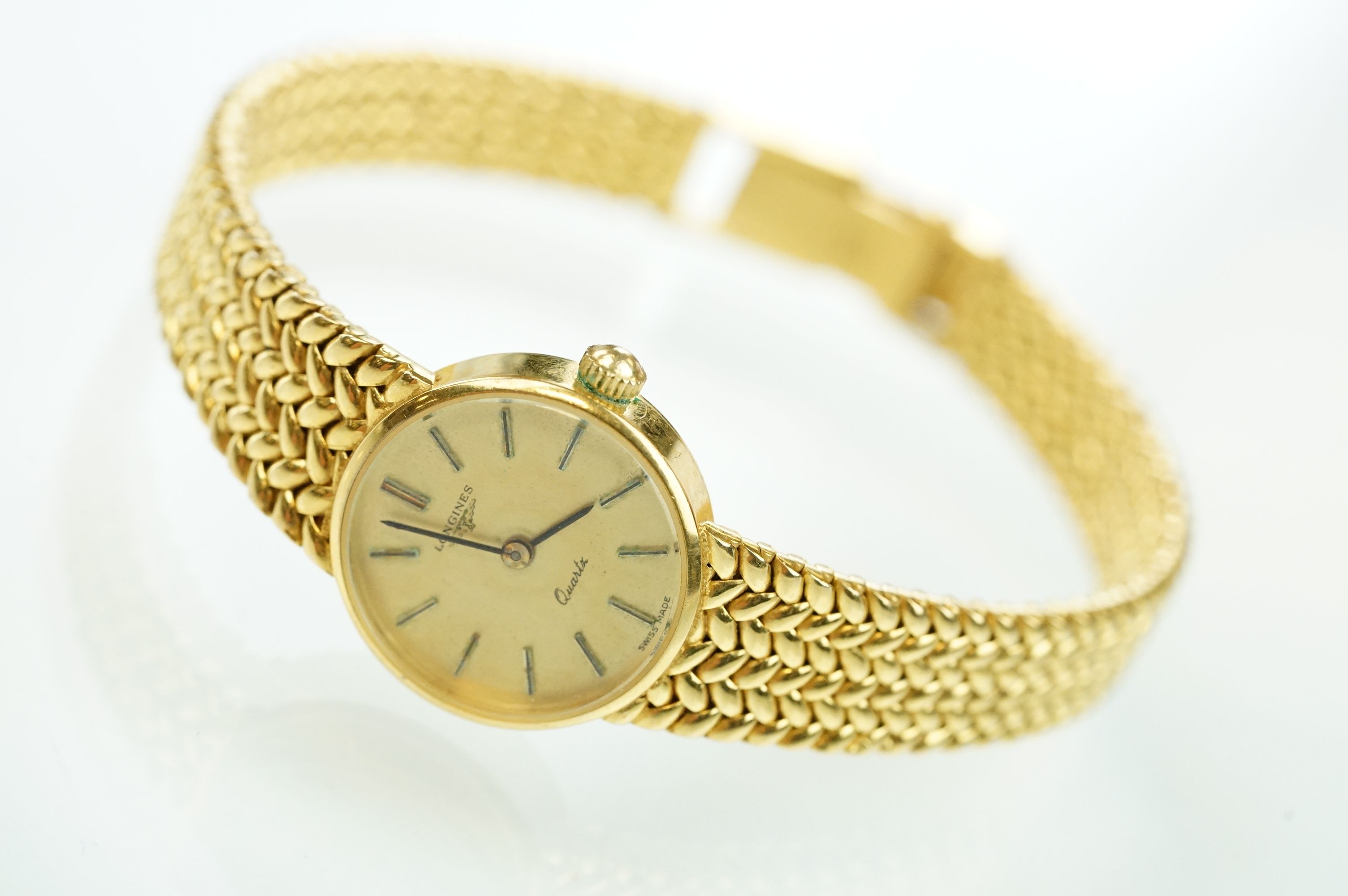 9ct gold Longines quartz wrist watch having a round face with baton numerals mounted to a knitted - Bild 2 aus 9