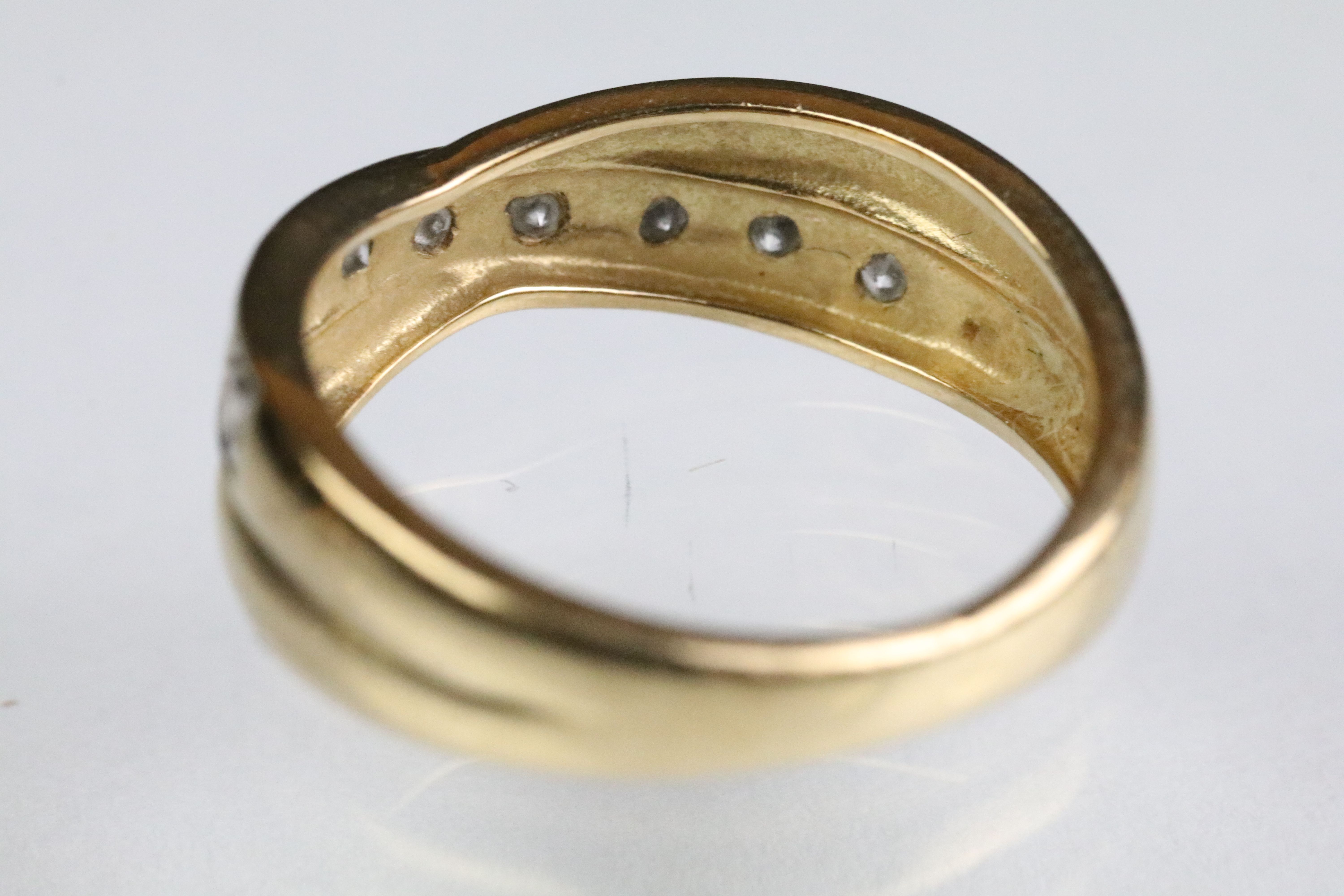 Two 9ct gold rings to include a crossover ring set with diamonds (London import marked, size K), and - Bild 5 aus 11