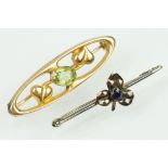 9ct gold hallmarked Art Nouveau brooch set with a oval cut peridot to the centre (hallmarked