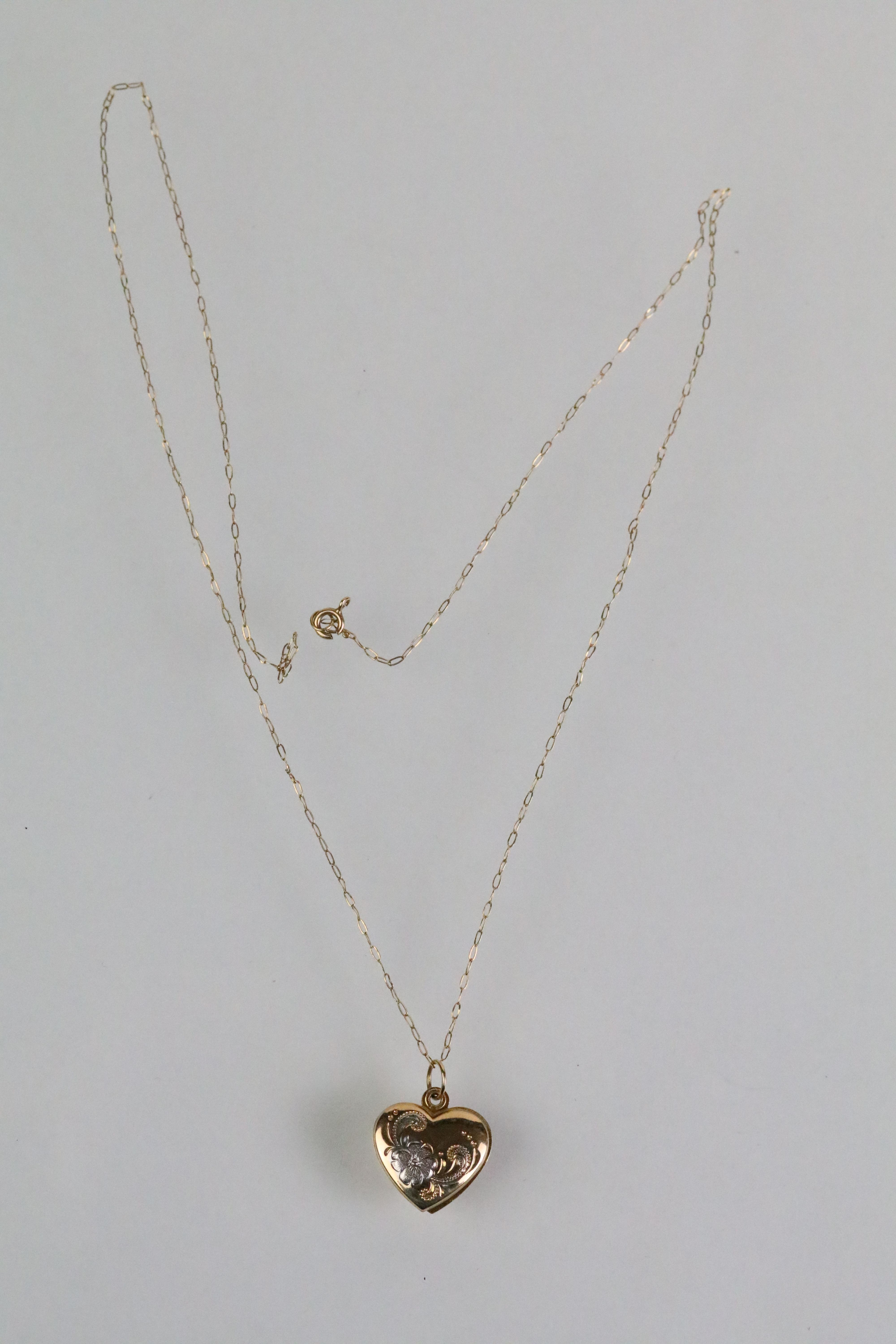 Two 9ct gold pendant necklaces to include a cross pendant on a fine link chain (cross hallmarked - Bild 3 aus 9