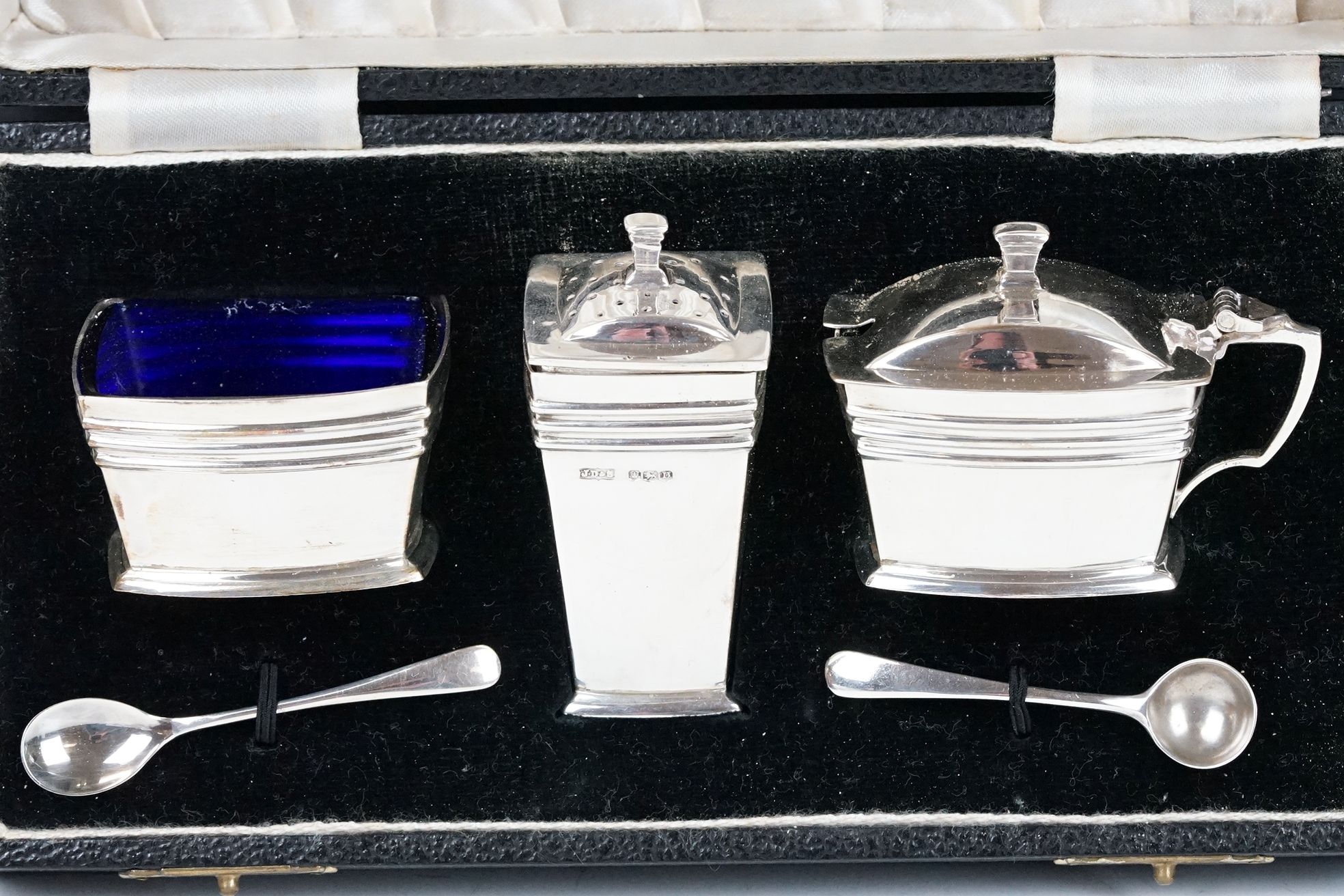 A fully hallmarked sterling silver Art Deco cruet set to include salt pot, mustard pot and pepper - Bild 2 aus 9