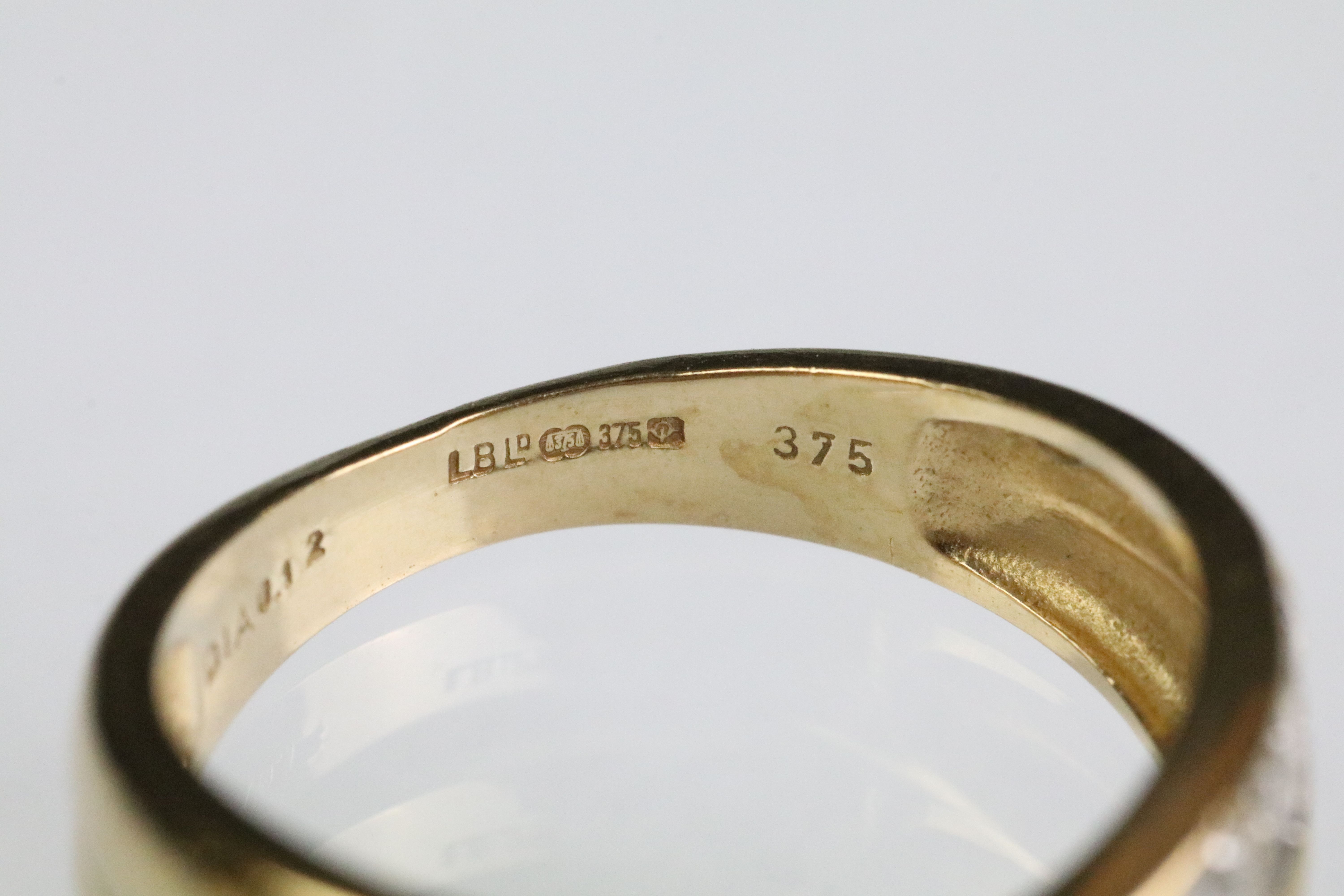 Two 9ct gold rings to include a crossover ring set with diamonds (London import marked, size K), and - Bild 6 aus 11