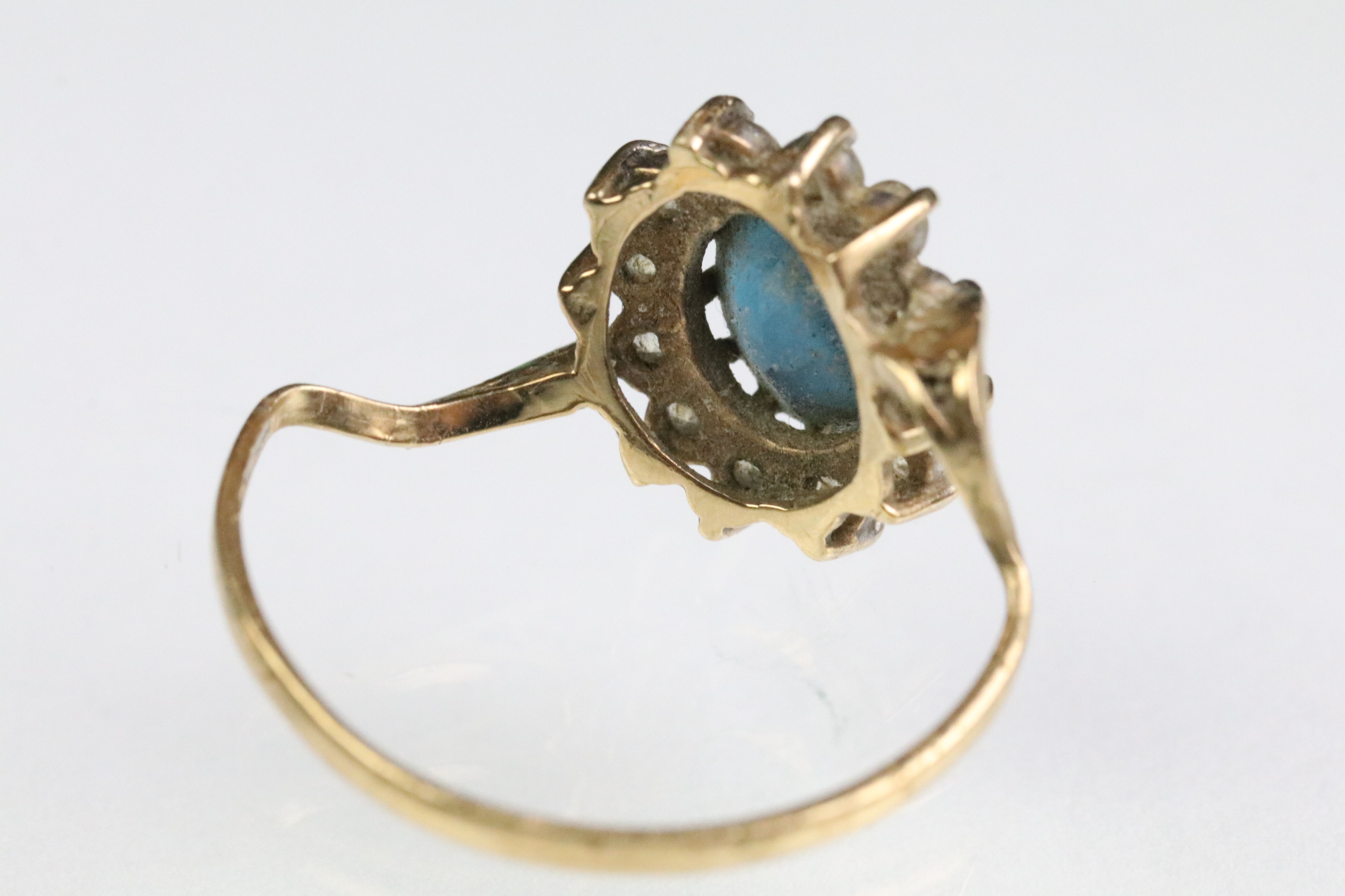 Three 9ct gold rings to include a square head signet ring (hallmarked Birmingham 1958, size U), - Bild 5 aus 11