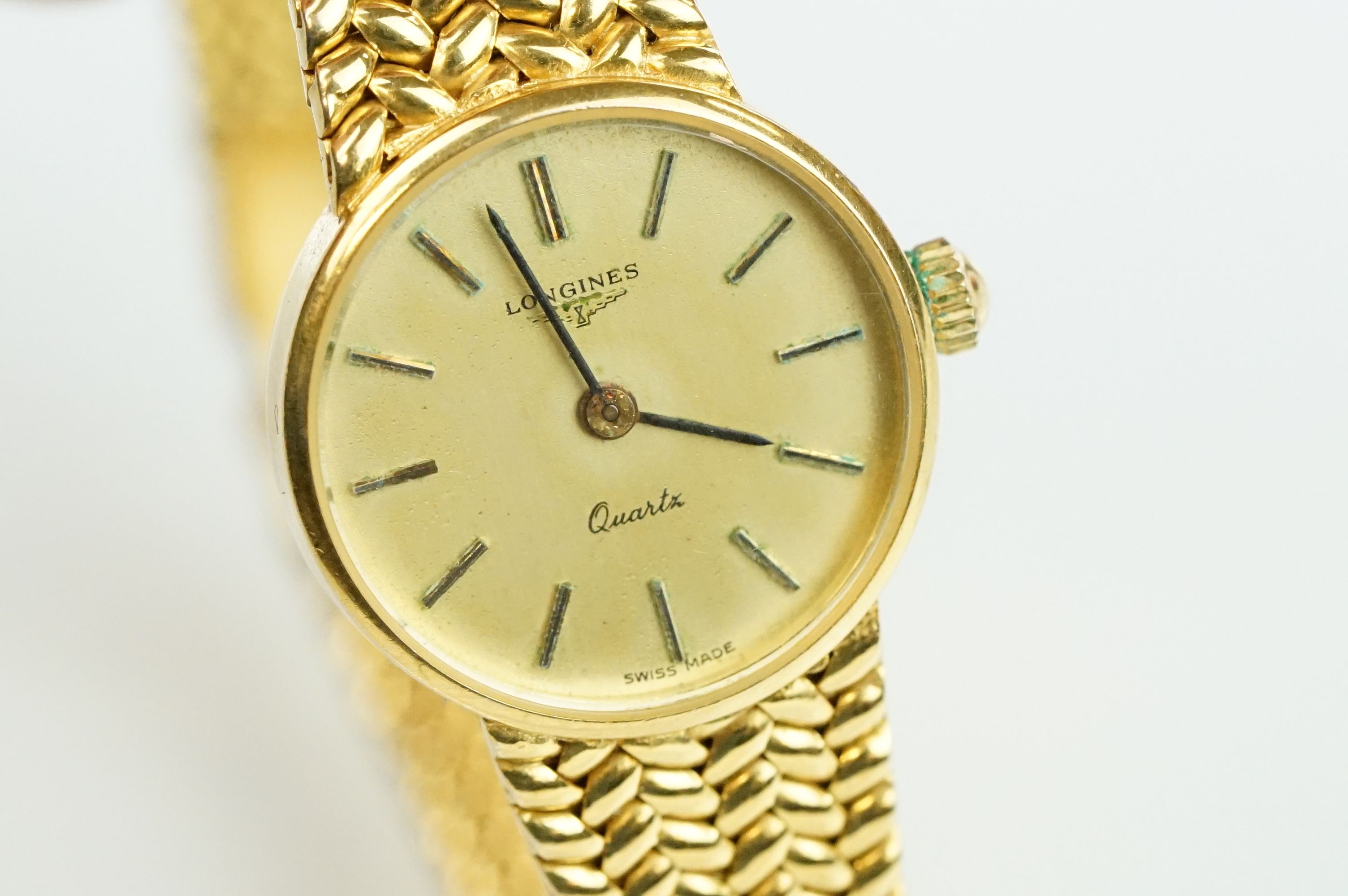 9ct gold Longines quartz wrist watch having a round face with baton numerals mounted to a knitted - Bild 3 aus 9