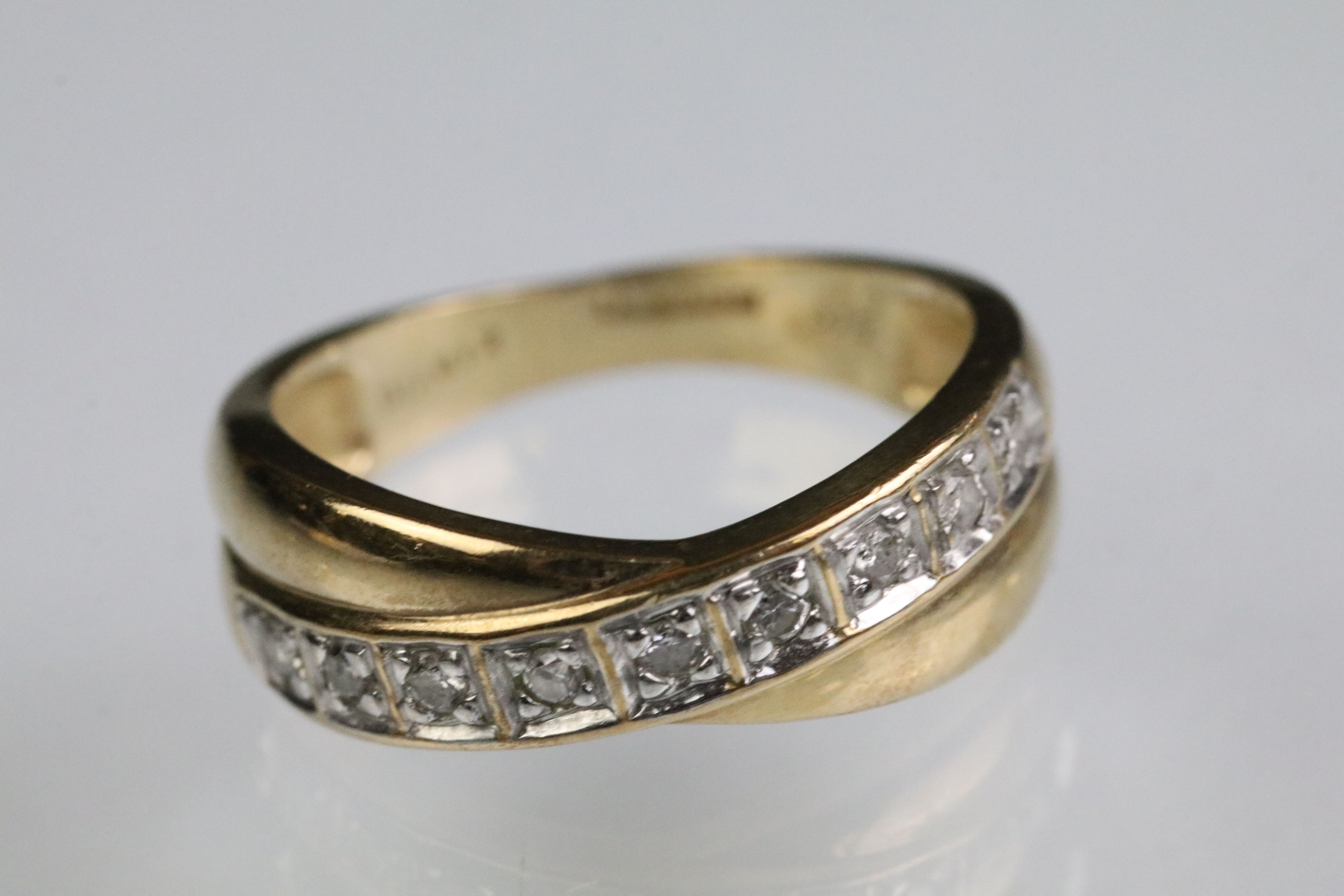 Two 9ct gold rings to include a crossover ring set with diamonds (London import marked, size K), and - Bild 3 aus 11