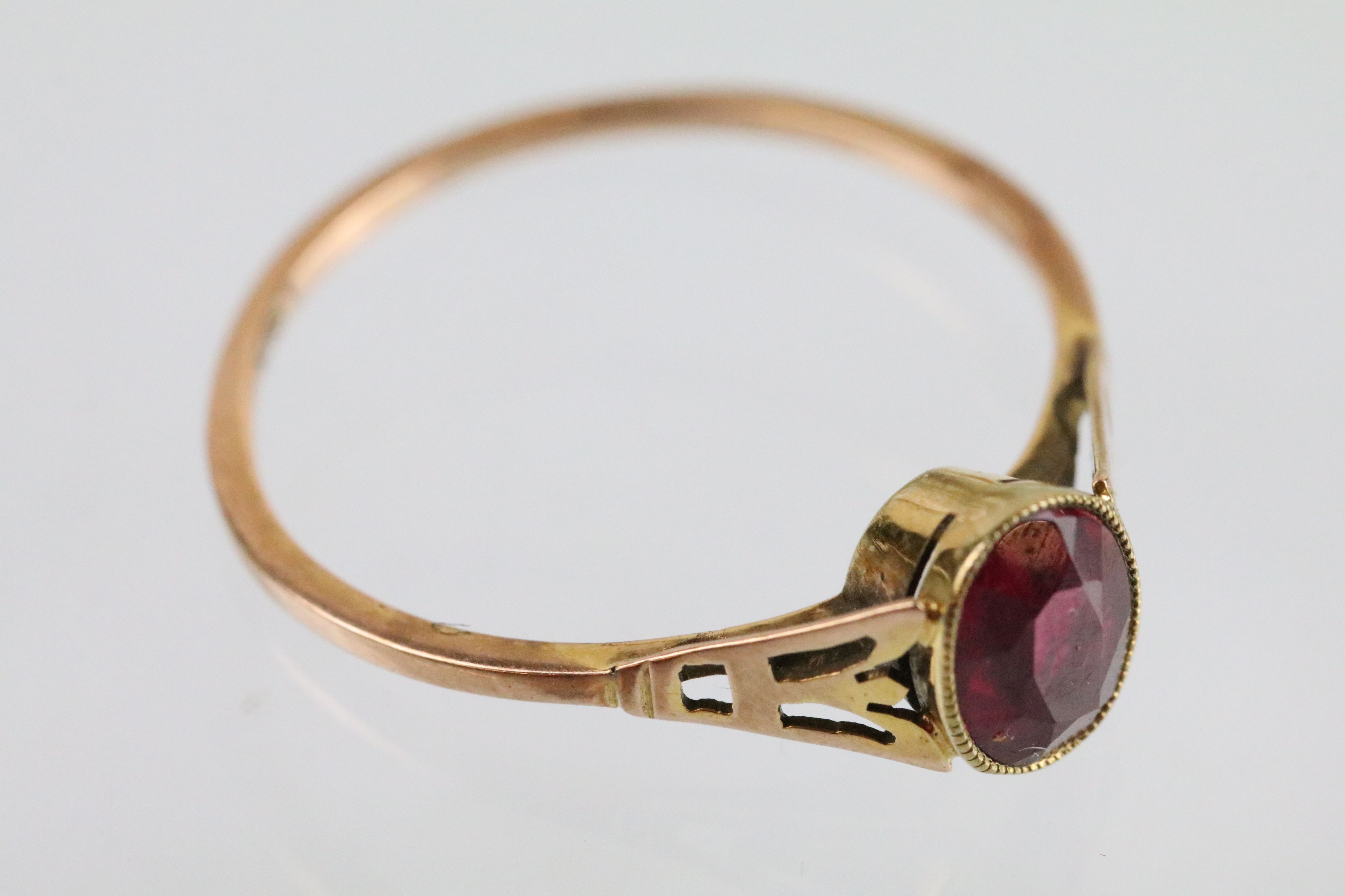 Early 20th Century Edwardian 9ct gold and ruby ring. The ring being bezel set with an oval mixed cut - Bild 4 aus 6