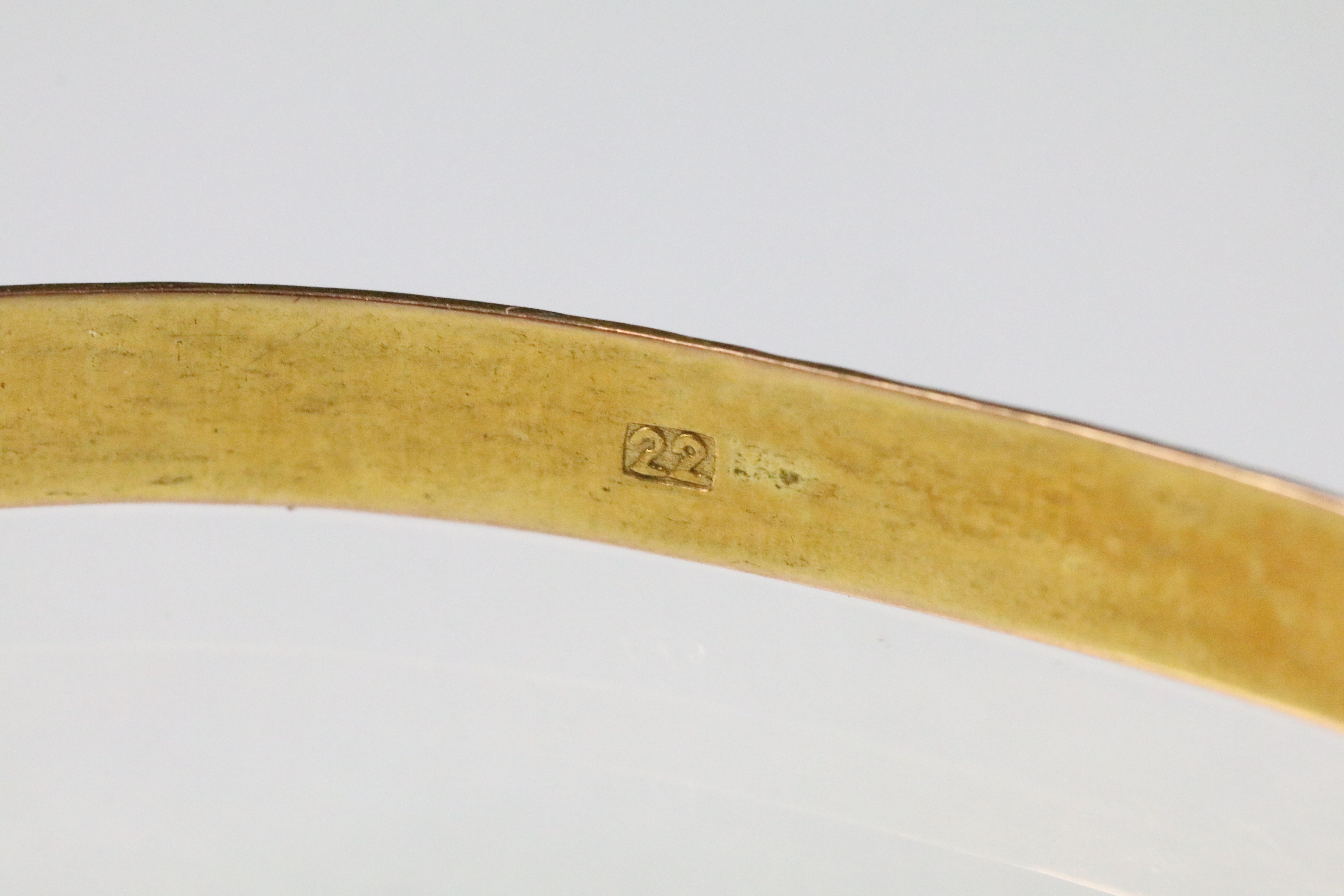 Incised closed bangle bracelet with geometric details. Yellow metal marked 22. Measures 6cm wide. - Image 4 of 4