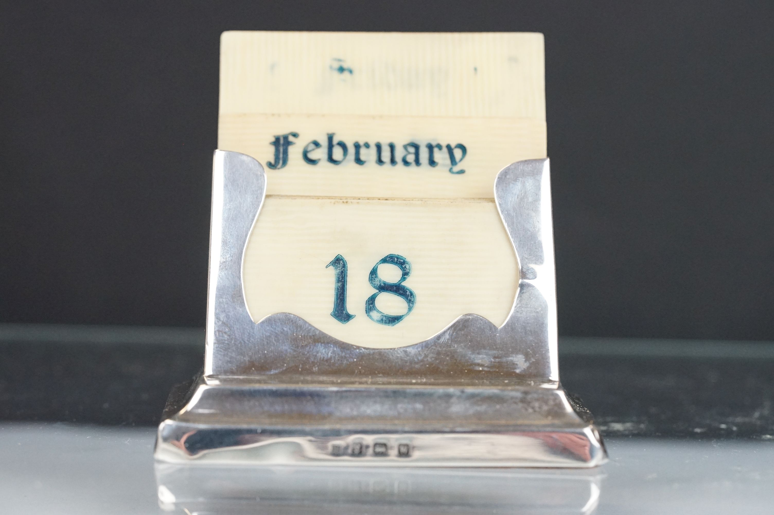 1920s Art Deco silver desk calendar having plastic date cards within a silver mount (hallmarked - Image 2 of 11