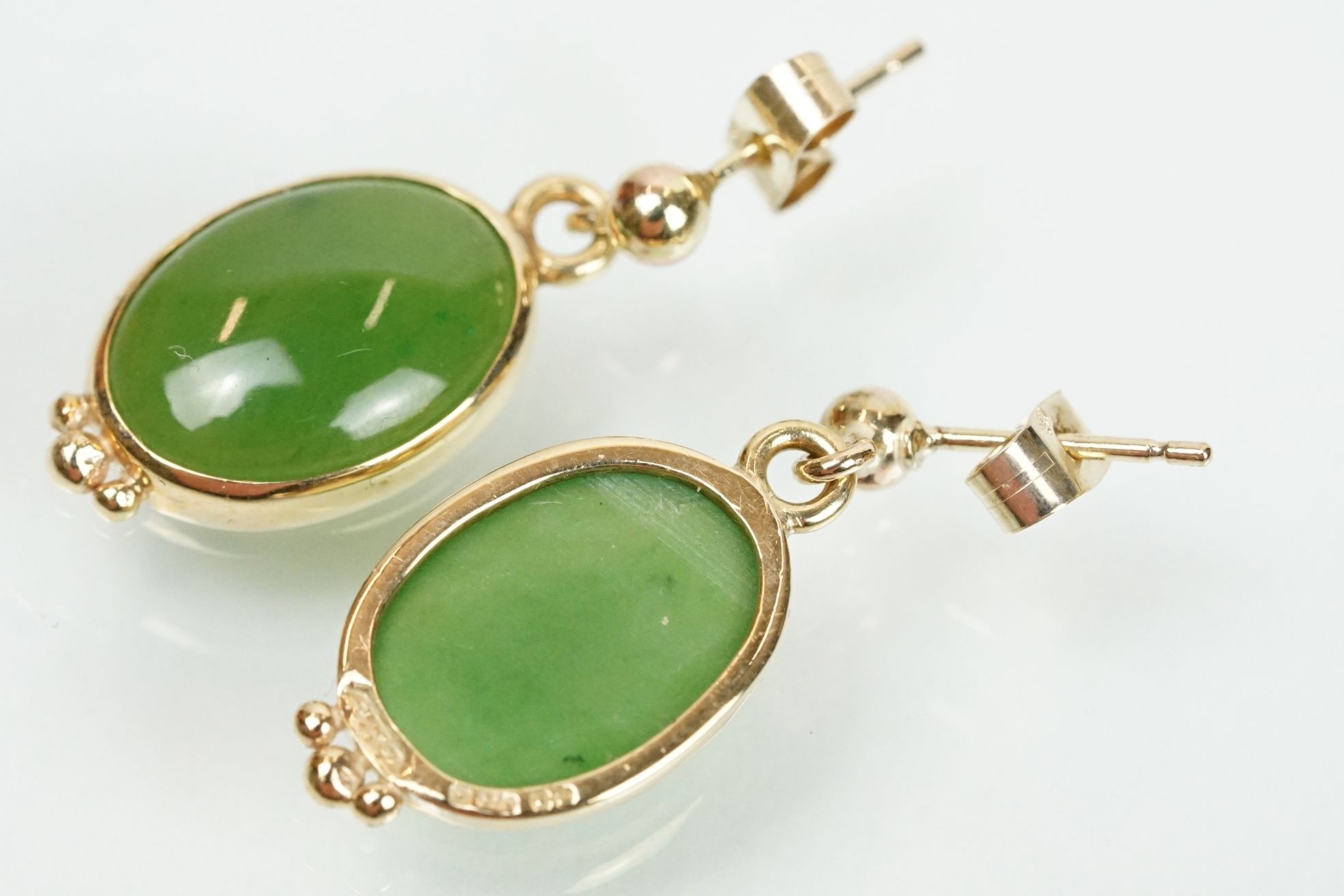 9ct gold and nephrite earrings, bracelet and pendant necklace. The bracelet set with seven - Bild 7 aus 10