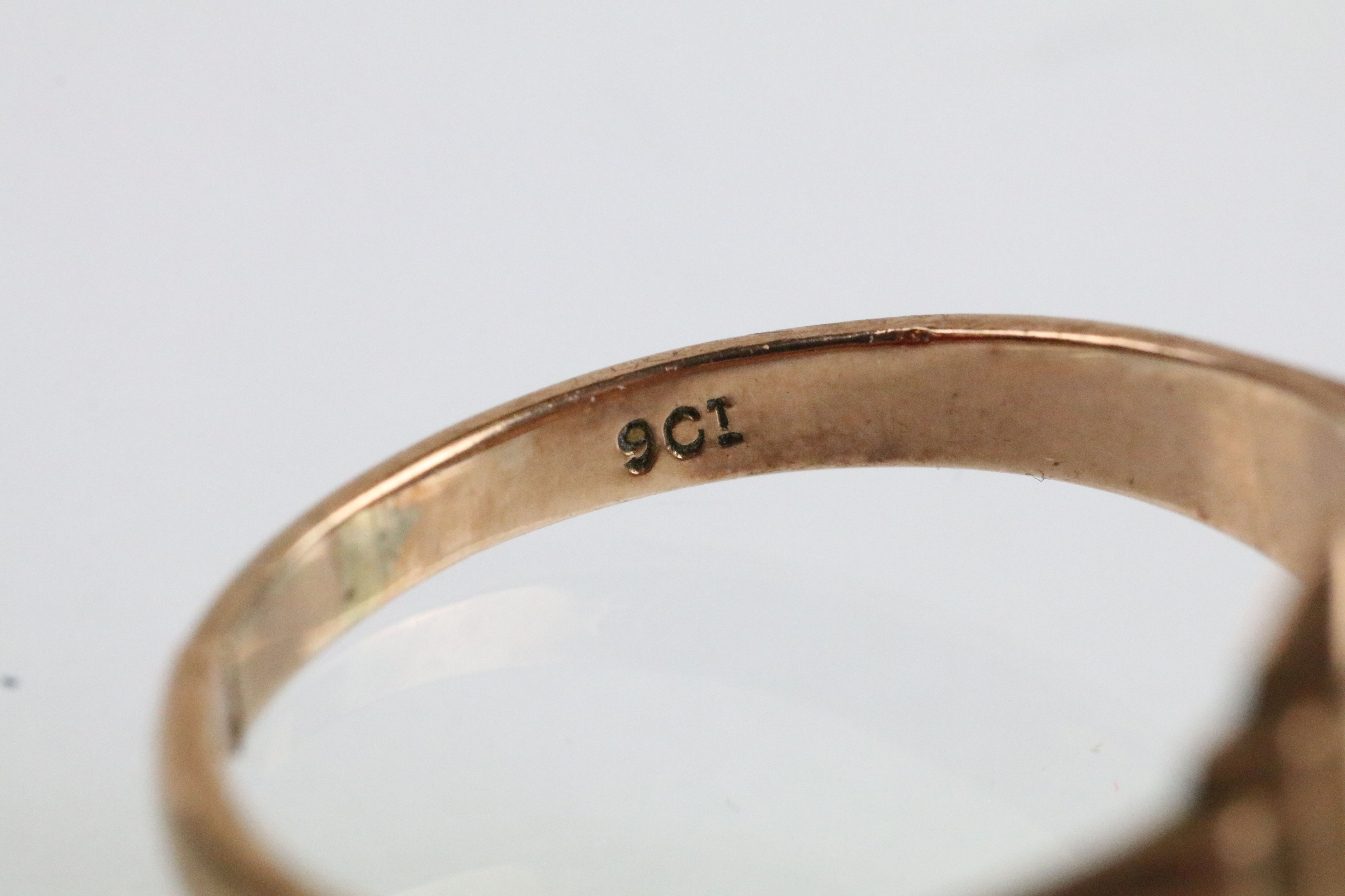 Early 20th Century 9ct gold signet ring having a square head to centre with stepped shoulders. - Image 5 of 5