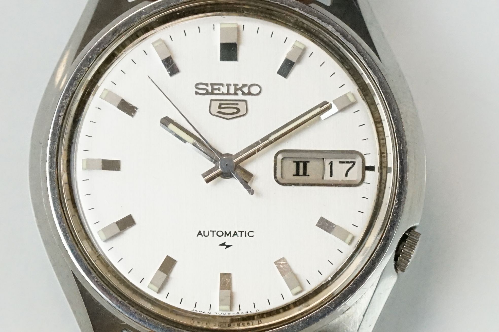 Two gents Seiko wristwatches to include a steel cased Seiko 5 automatic, day & date function to 3 - Image 3 of 17