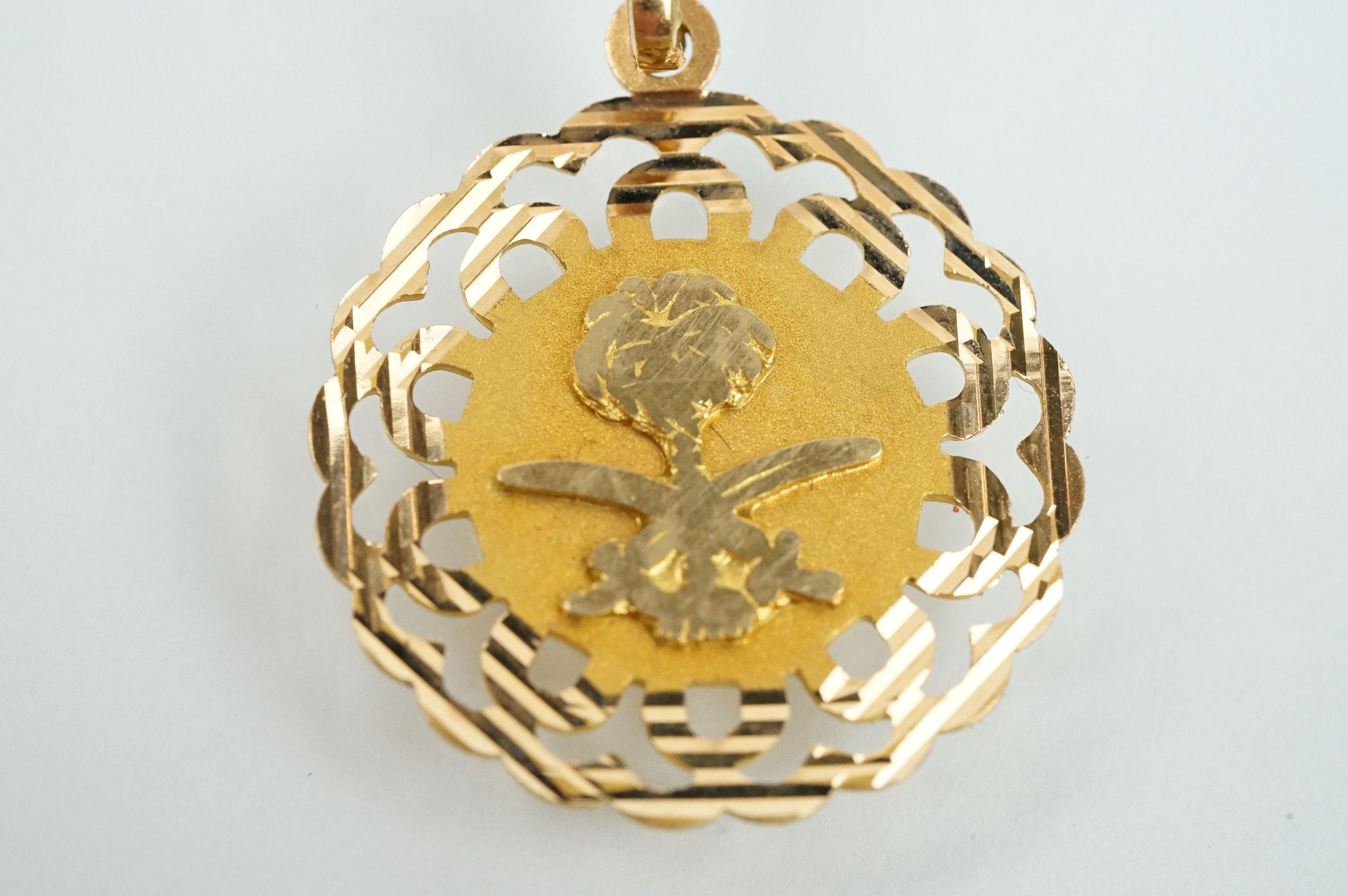 18ct gold key ring having a Saudi Arabian emblem pendant suspended from a mesh link chain. Italian - Bild 2 aus 10