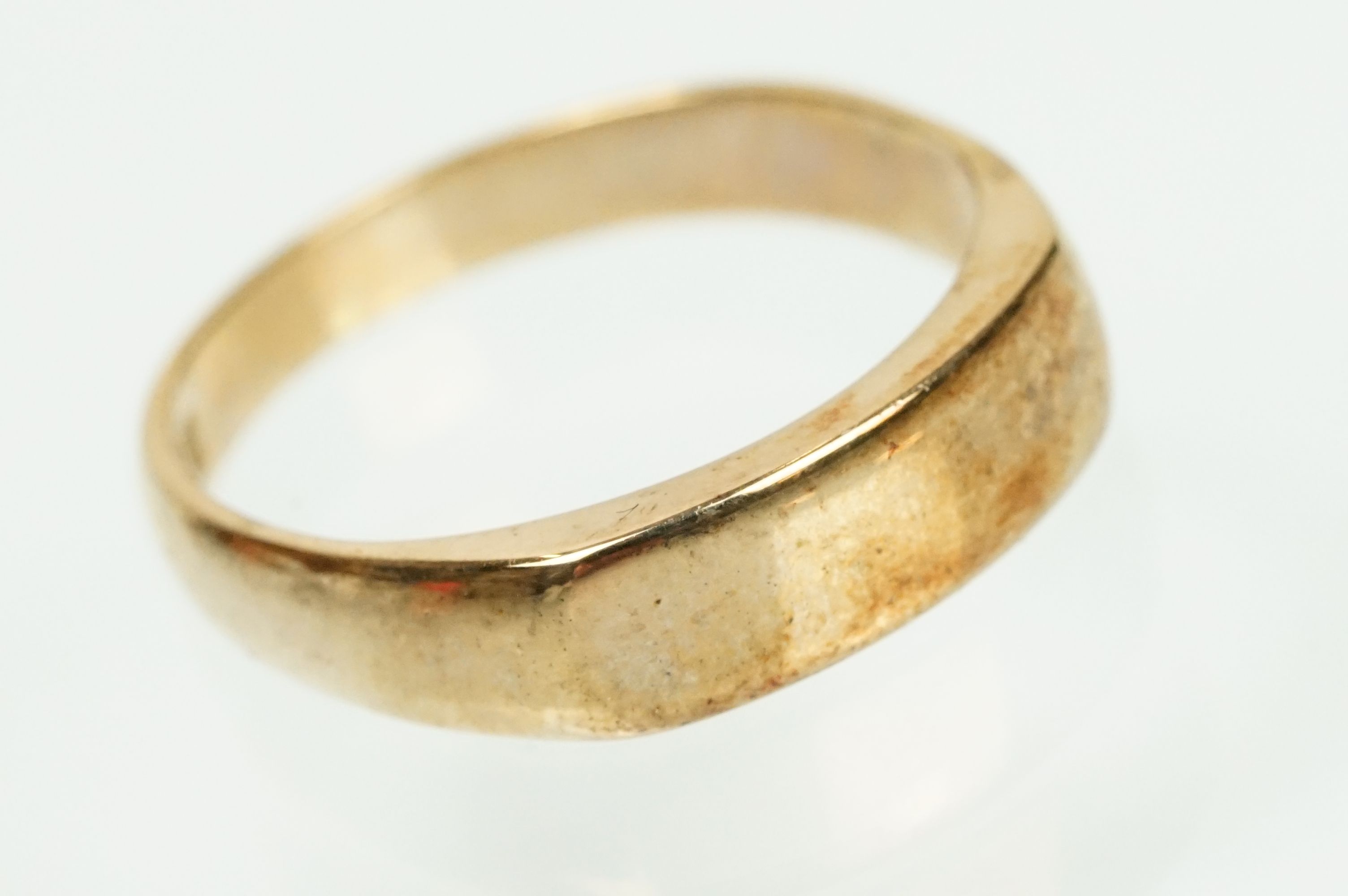 9ct gold band ring with flat head. Marked 375 to shank. Size N.5.