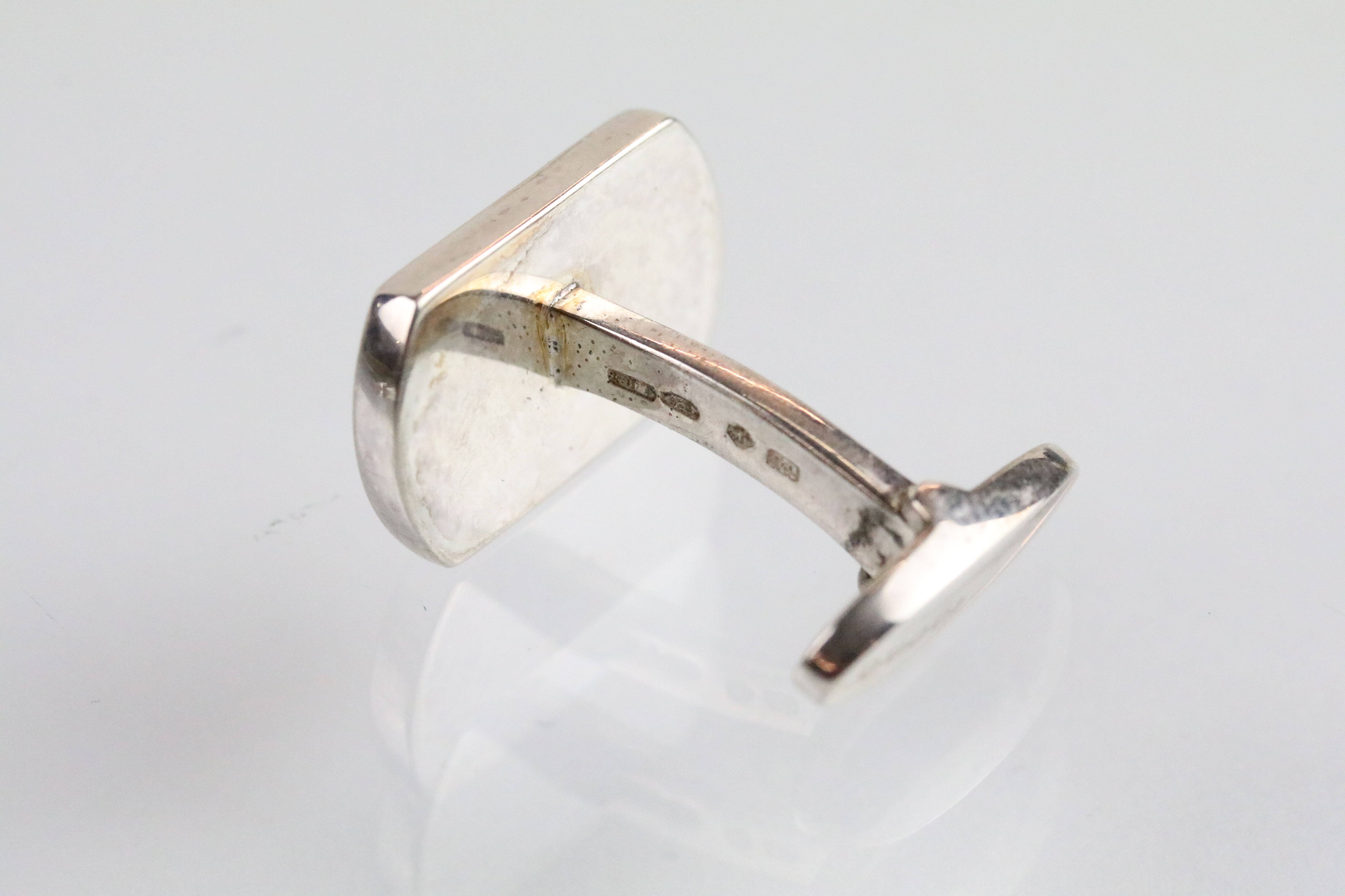 Gucci - a pair of silver cufflinks having rectangular heads engraved Gucci with hinged fasteners. - Image 4 of 4