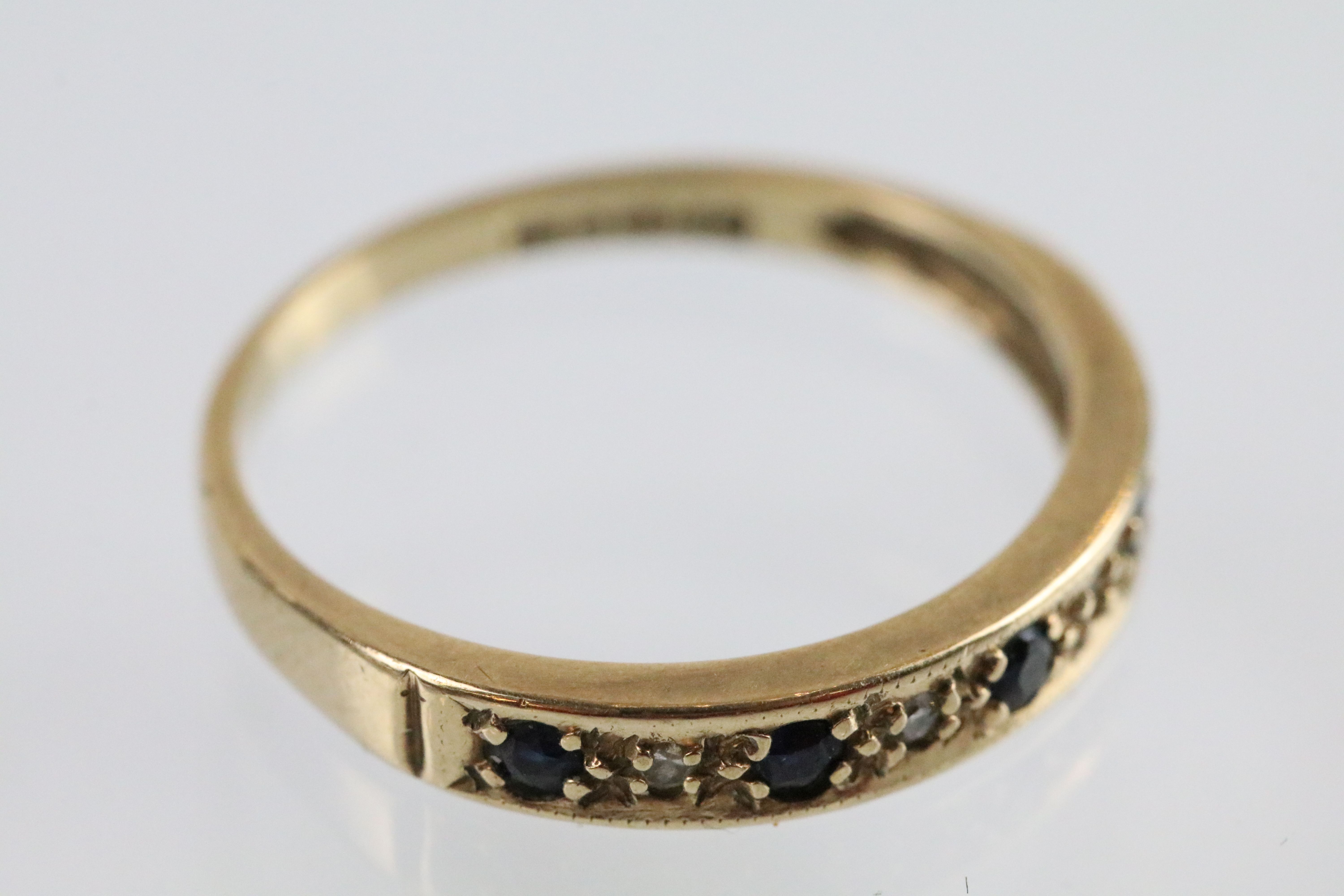 Two 9ct gold rings to include a sapphire and diamond half eternity ring (hallmarked London 1990, - Bild 9 aus 10