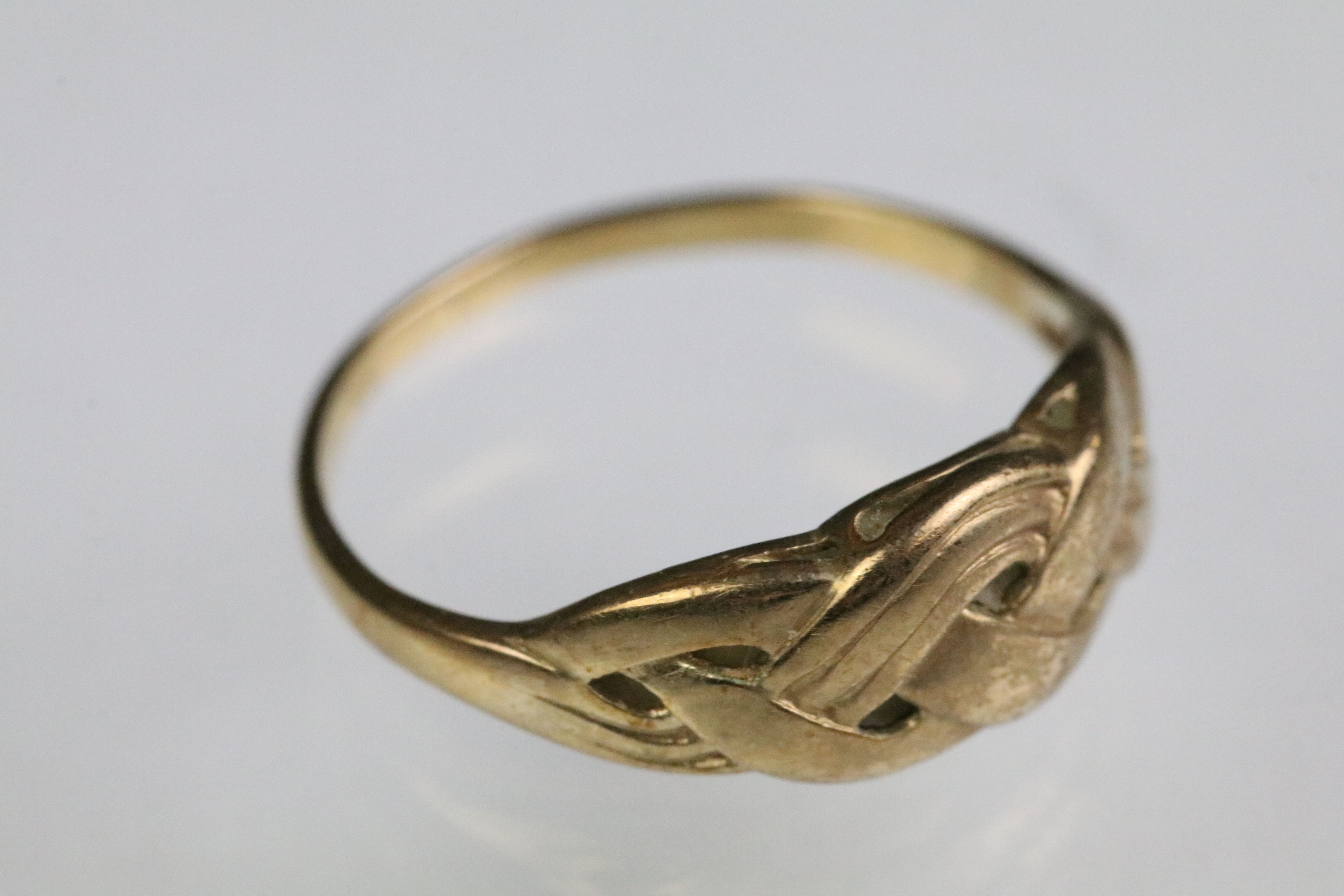 Two 9ct gold rings to include a crossover ring set with diamonds (London import marked, size K), and - Bild 9 aus 11