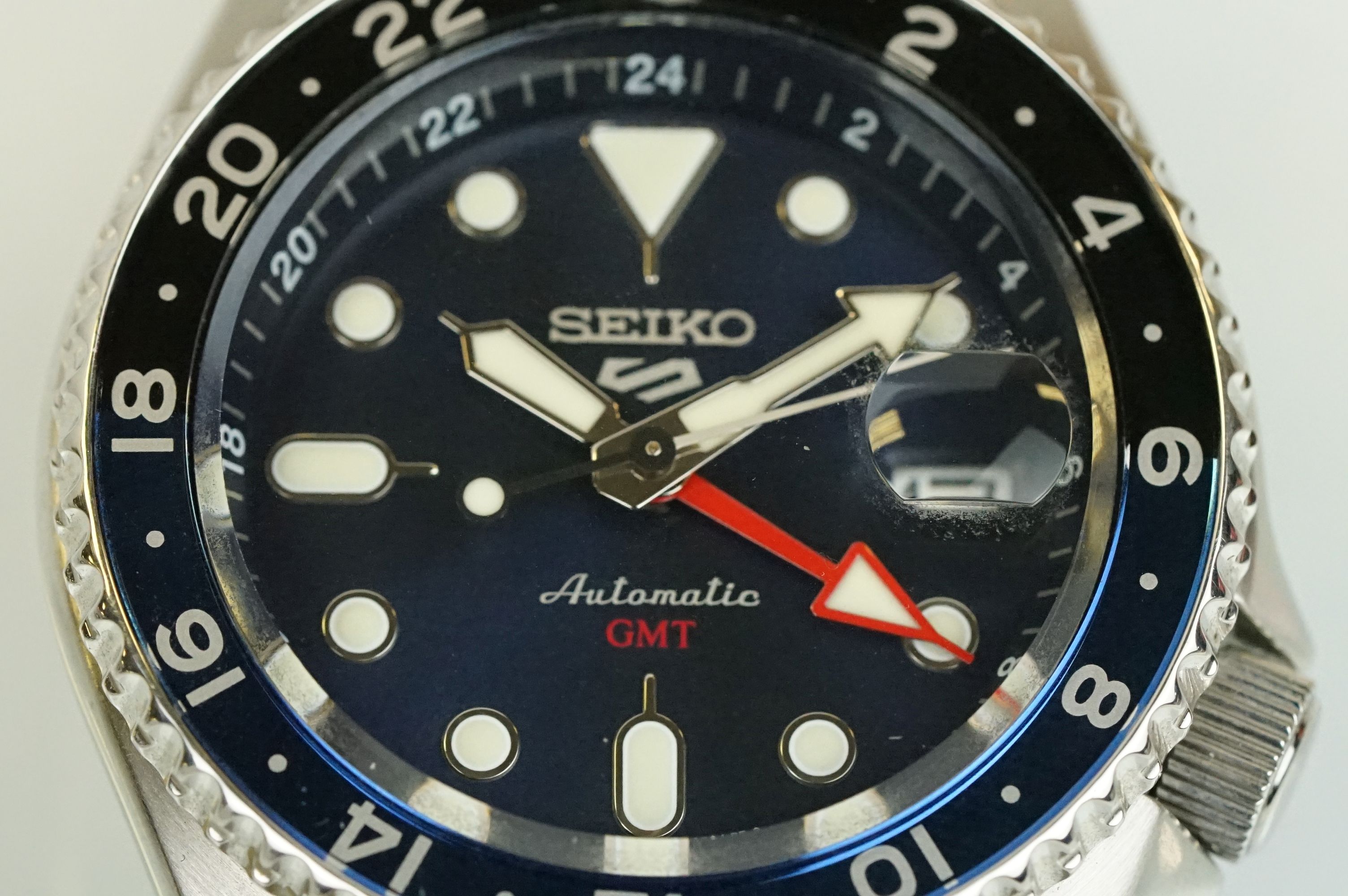 A Seiko 5 Sports Automatic GMT SSK003K1 Automatic Mens Watch, blue dial, black & blue rotating - Image 3 of 11
